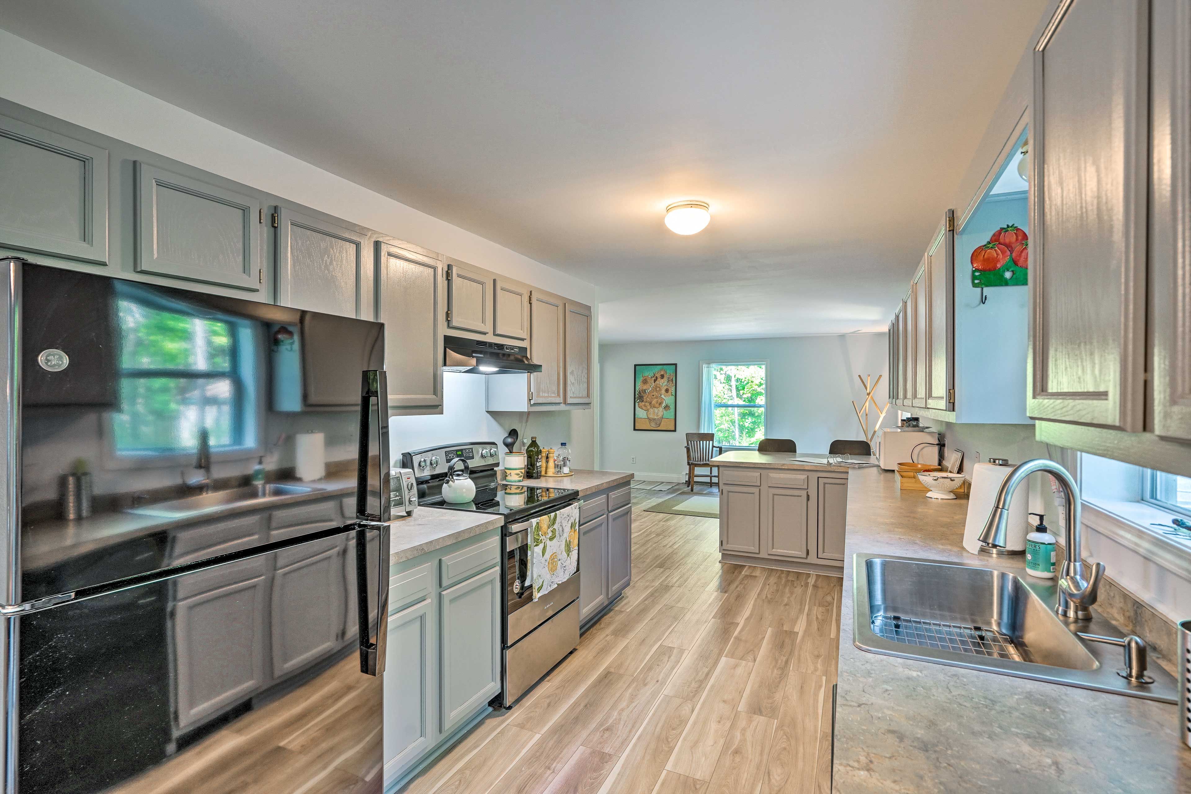 Kitchen | Cooking Basics | Coffee Maker | Paper Towels/Trash Bags Provided