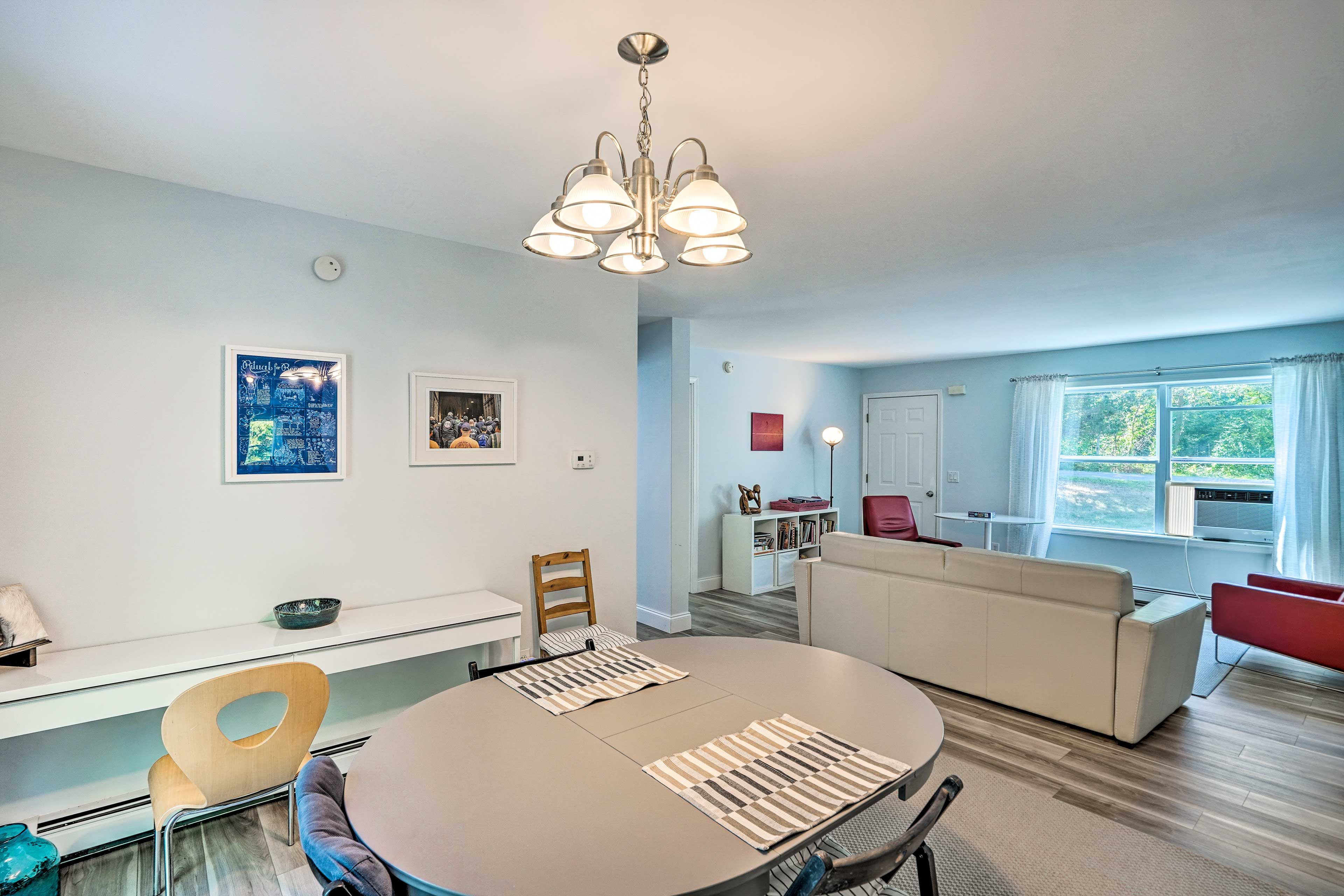Dining Area | Dishware/Flatware Provided