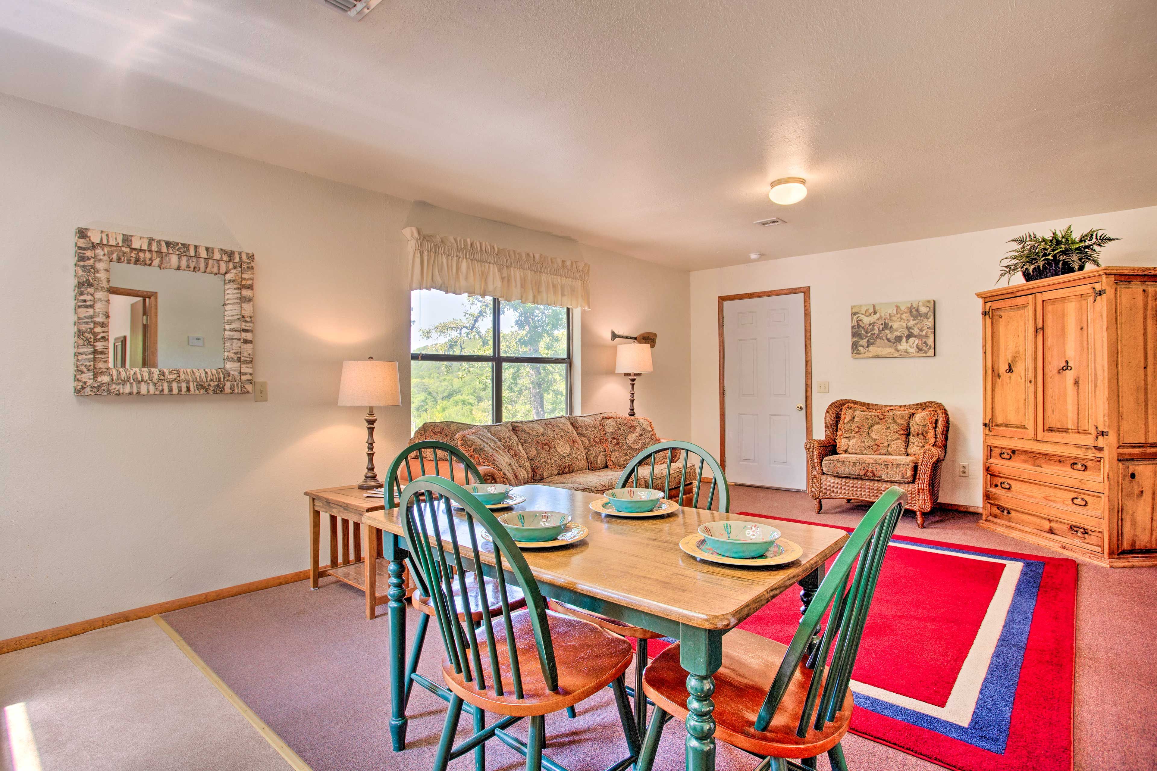 Living & Dining Area | Trash Bags & Paper Towels Provided