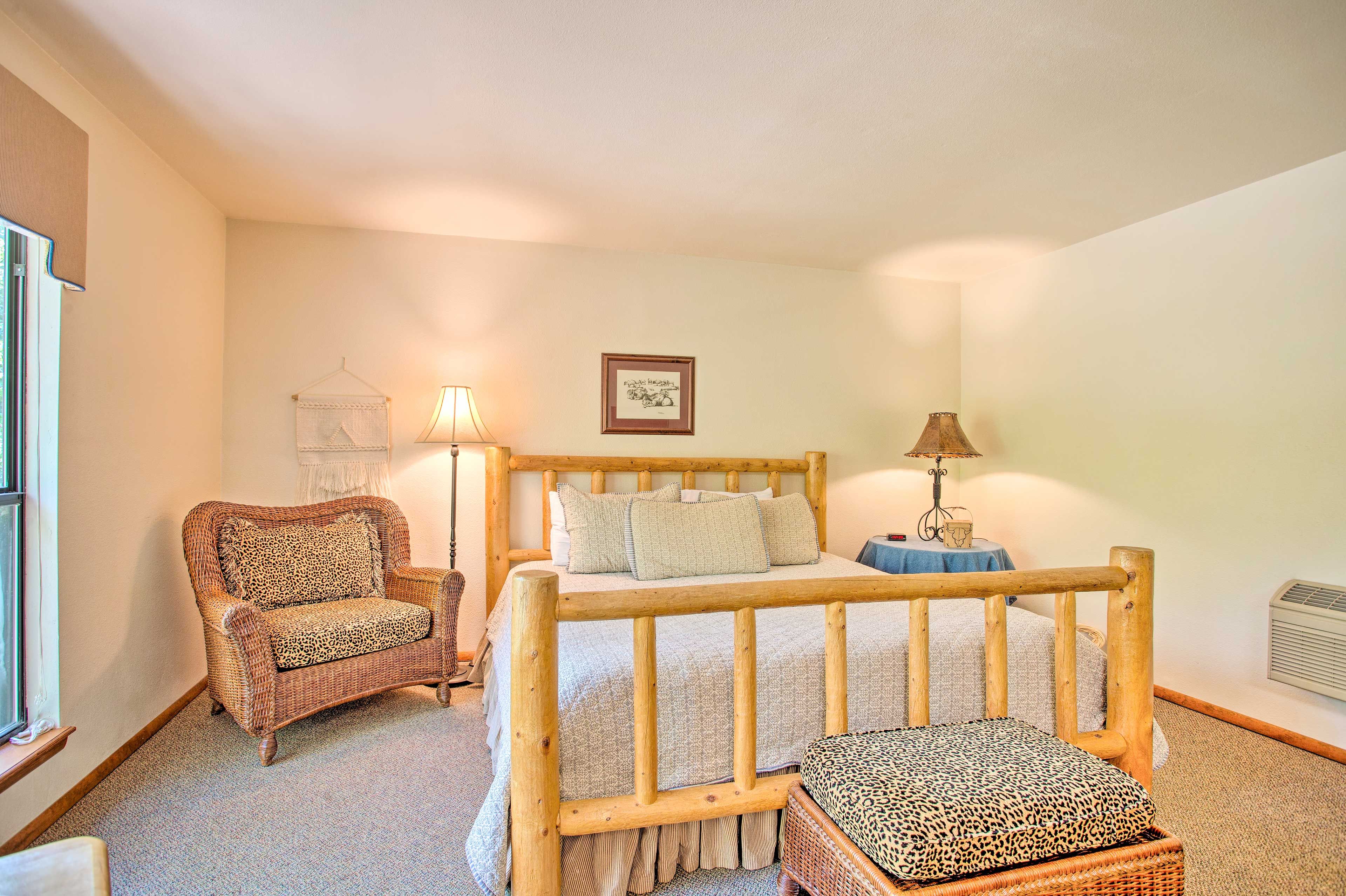 Studio | King Bed | Linens & Towels Provided
