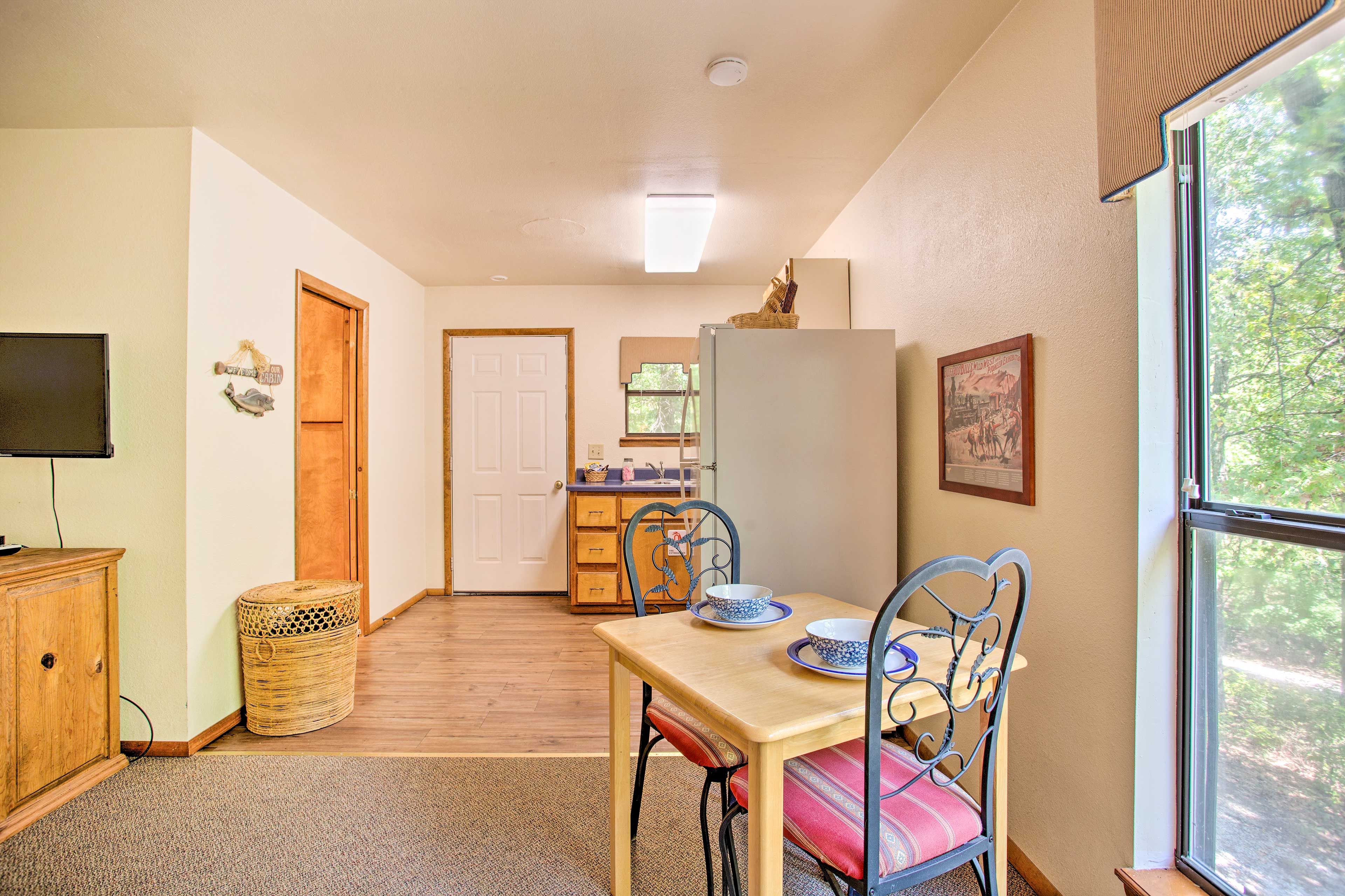 Dining Area | Dishware & Flatware Provided | Trash Bags & Paper Towels Provided