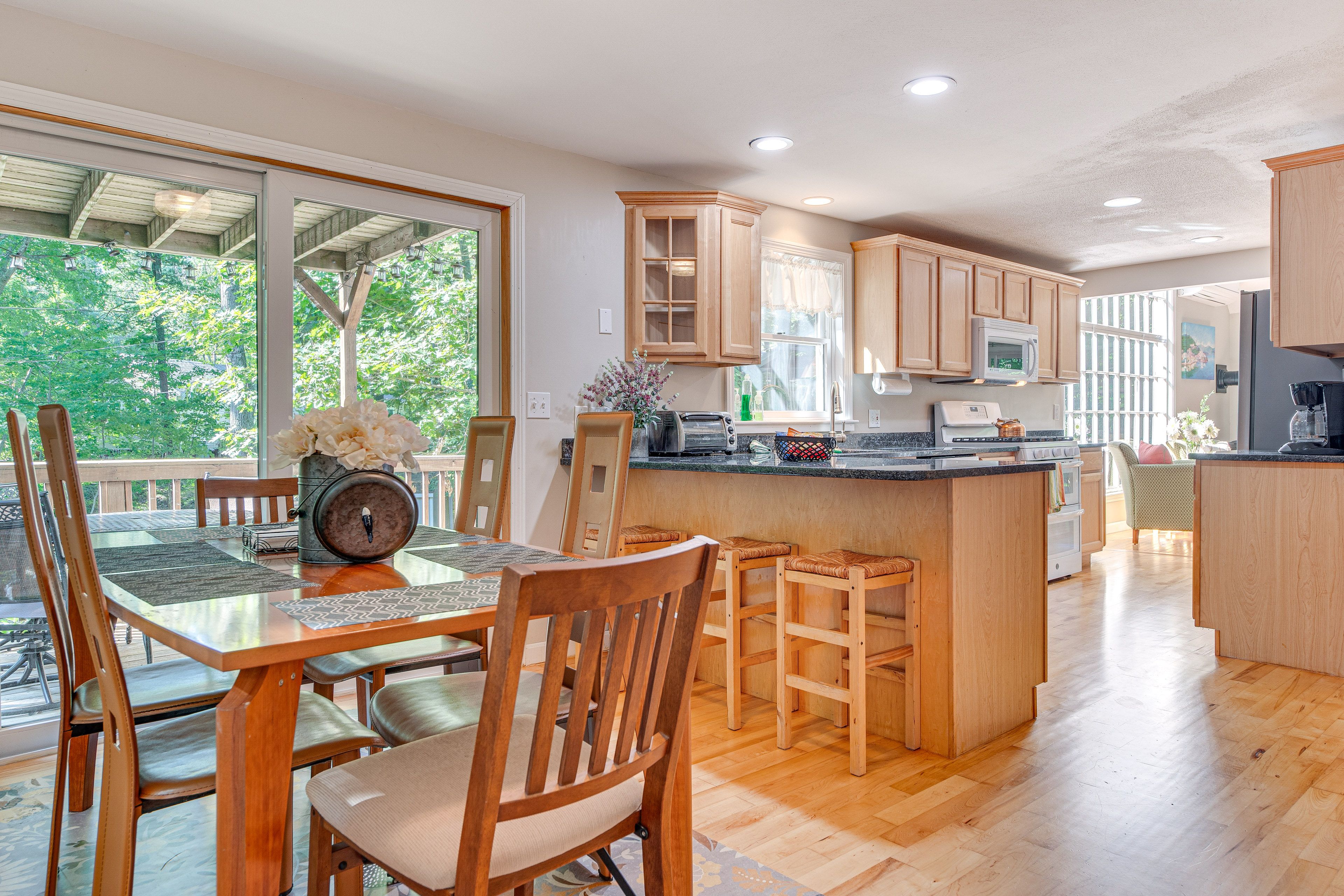 Dining Area | Dishware/Flatware Provided | 1st Floor