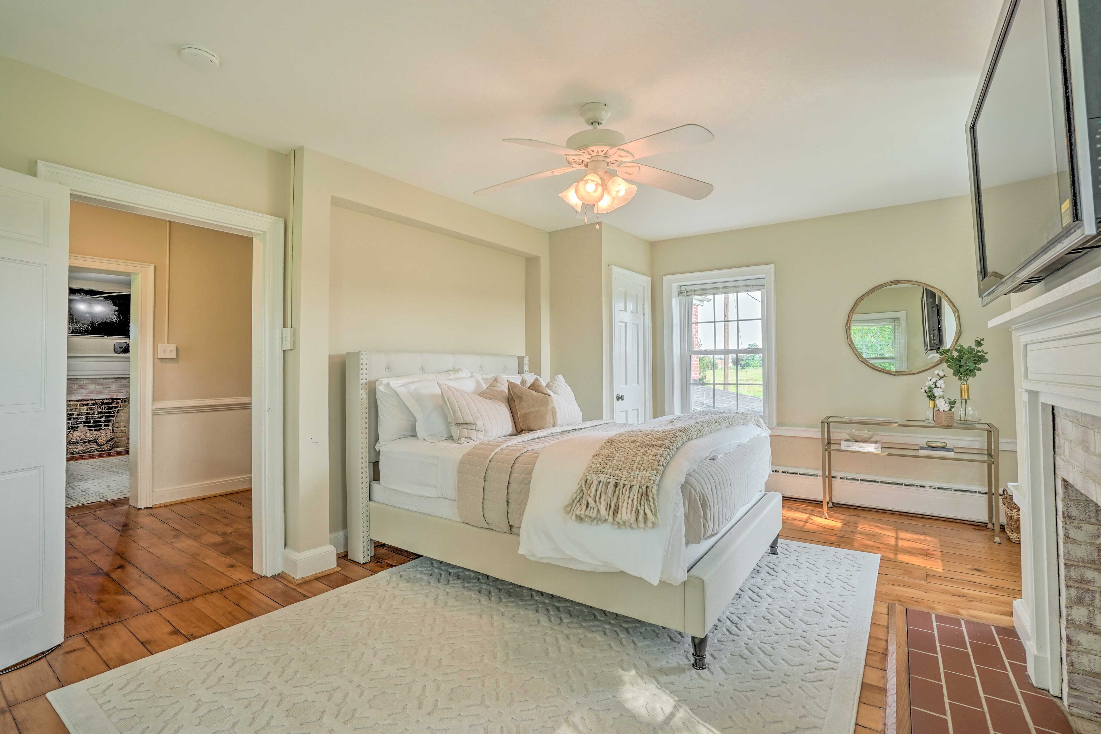 Bedroom 1 | Queen Bed | 2nd Floor | Cable TV