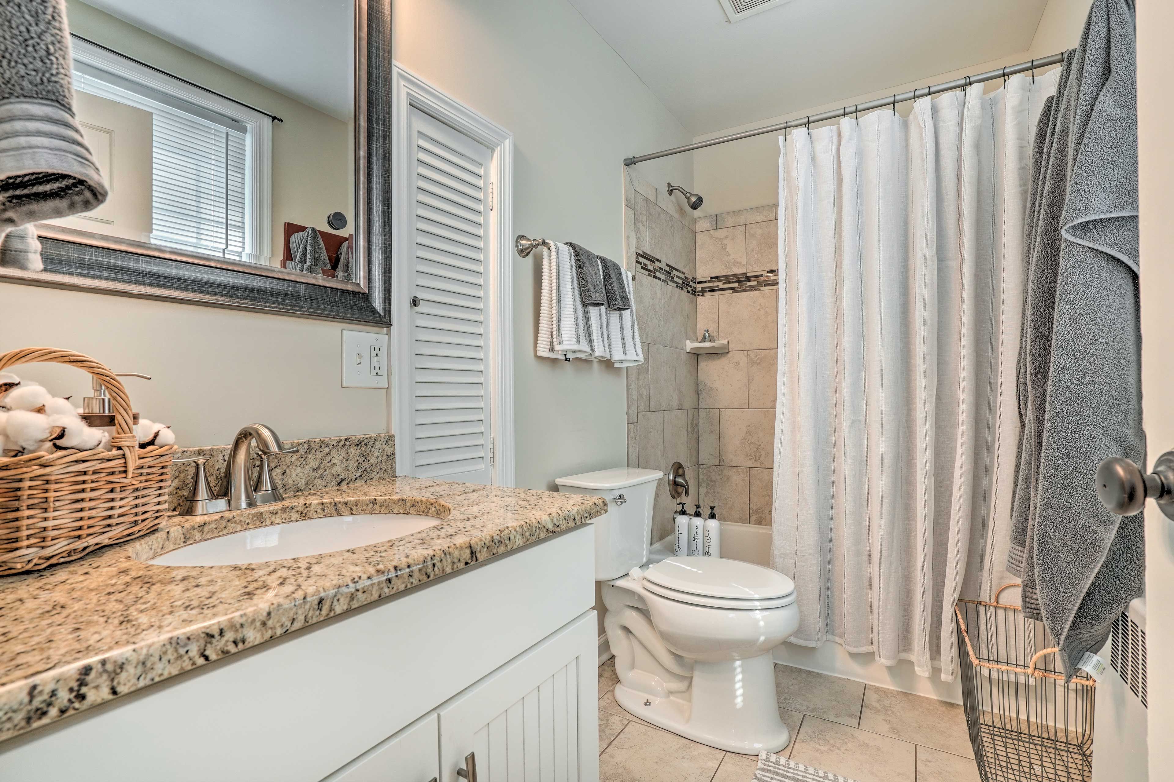 Full Bathroom | 2nd Floor | Complimentary Toiletries