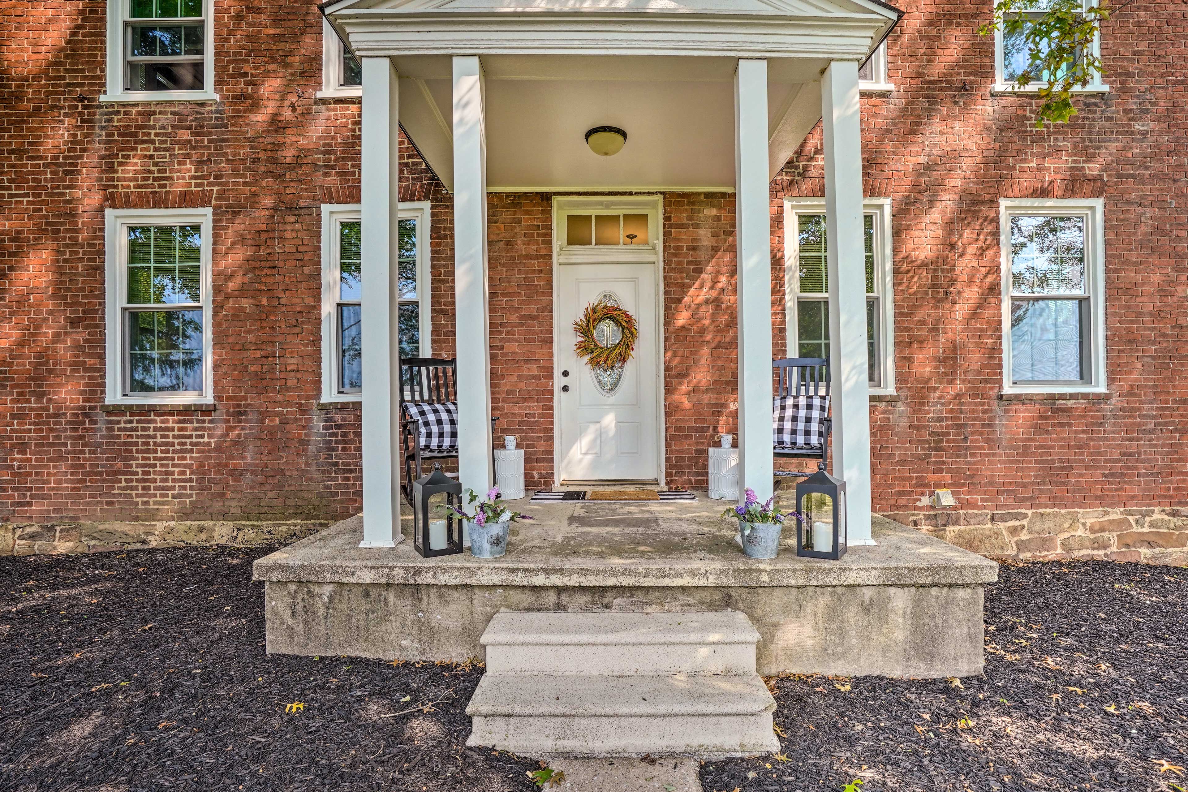 Street-Facing Entrance | Steps Required
