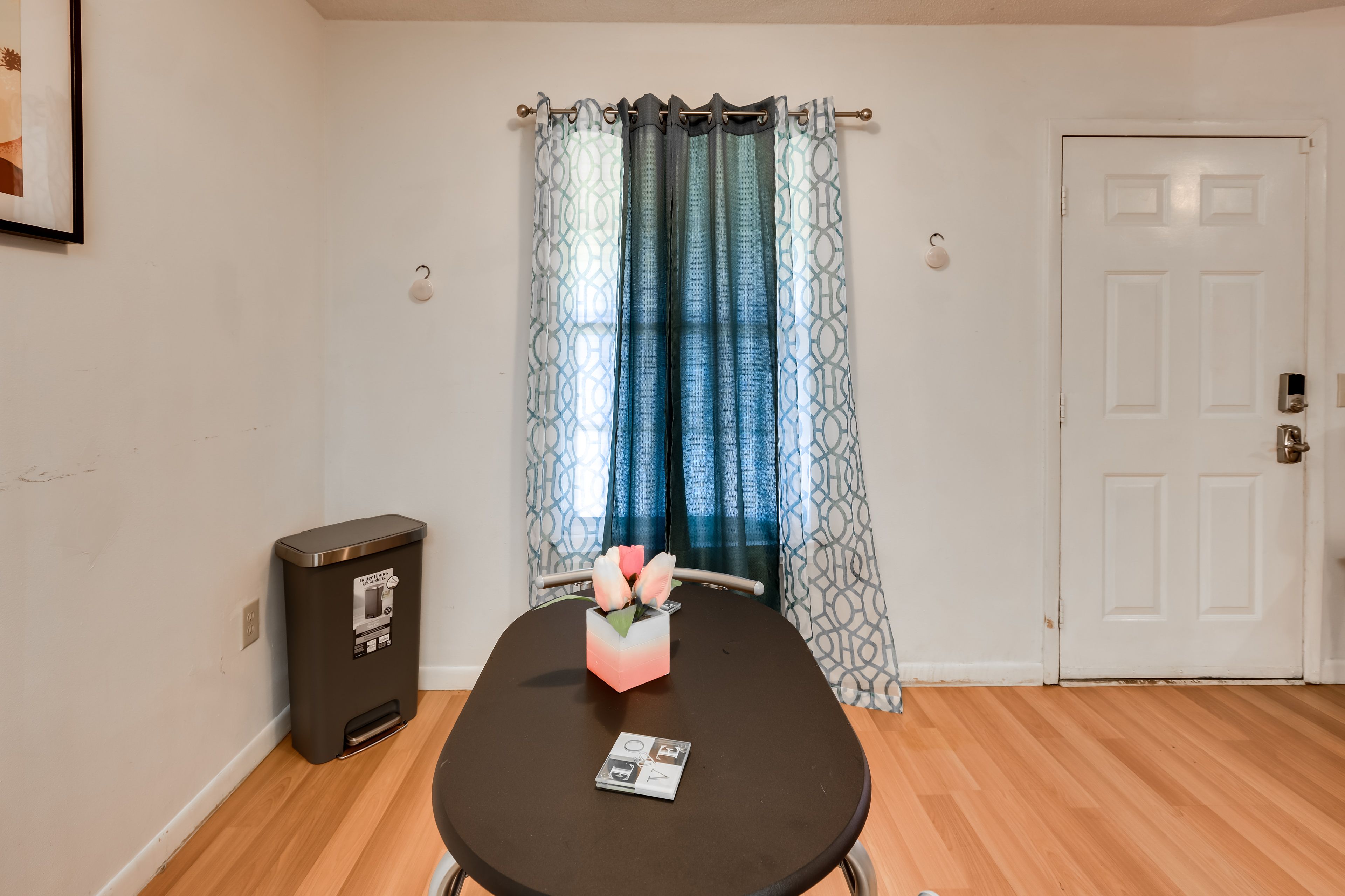 Dining Area | Dishware/Flatware Provided
