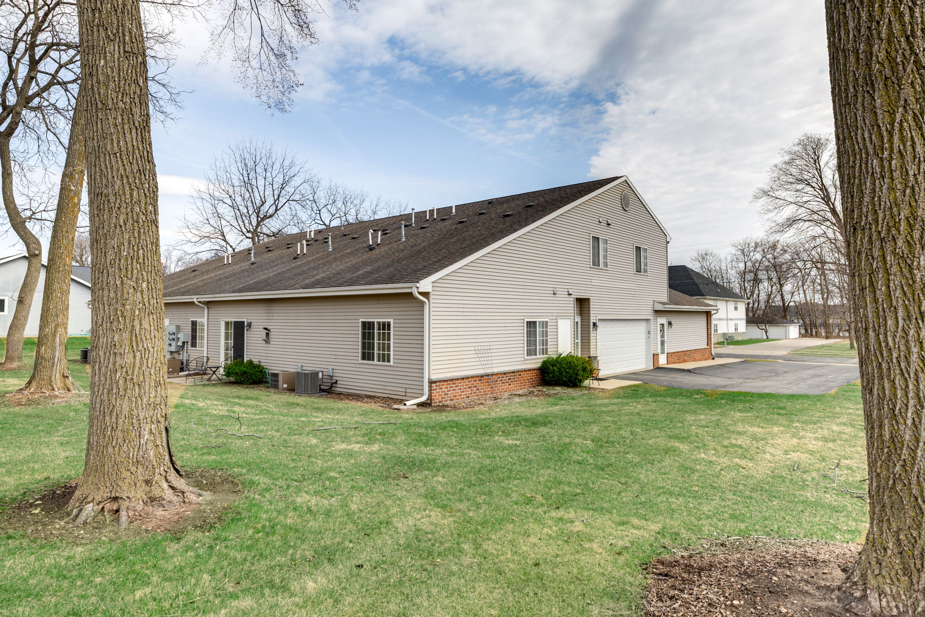 Condo Exterior | Keyless Entry | Central Air Conditioning | <2 Mi to Rock Lake