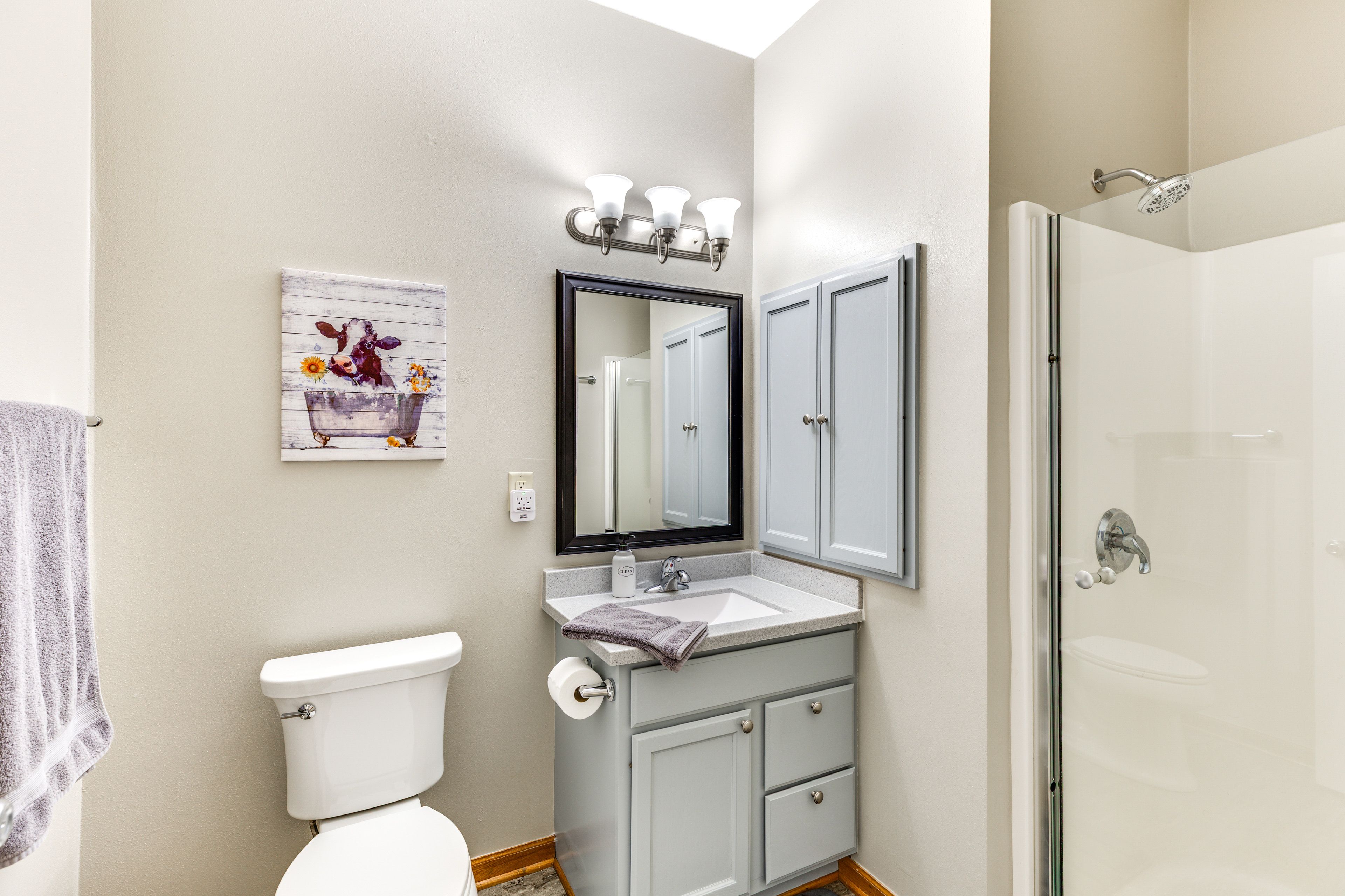 Full Bathroom | Towels Provided