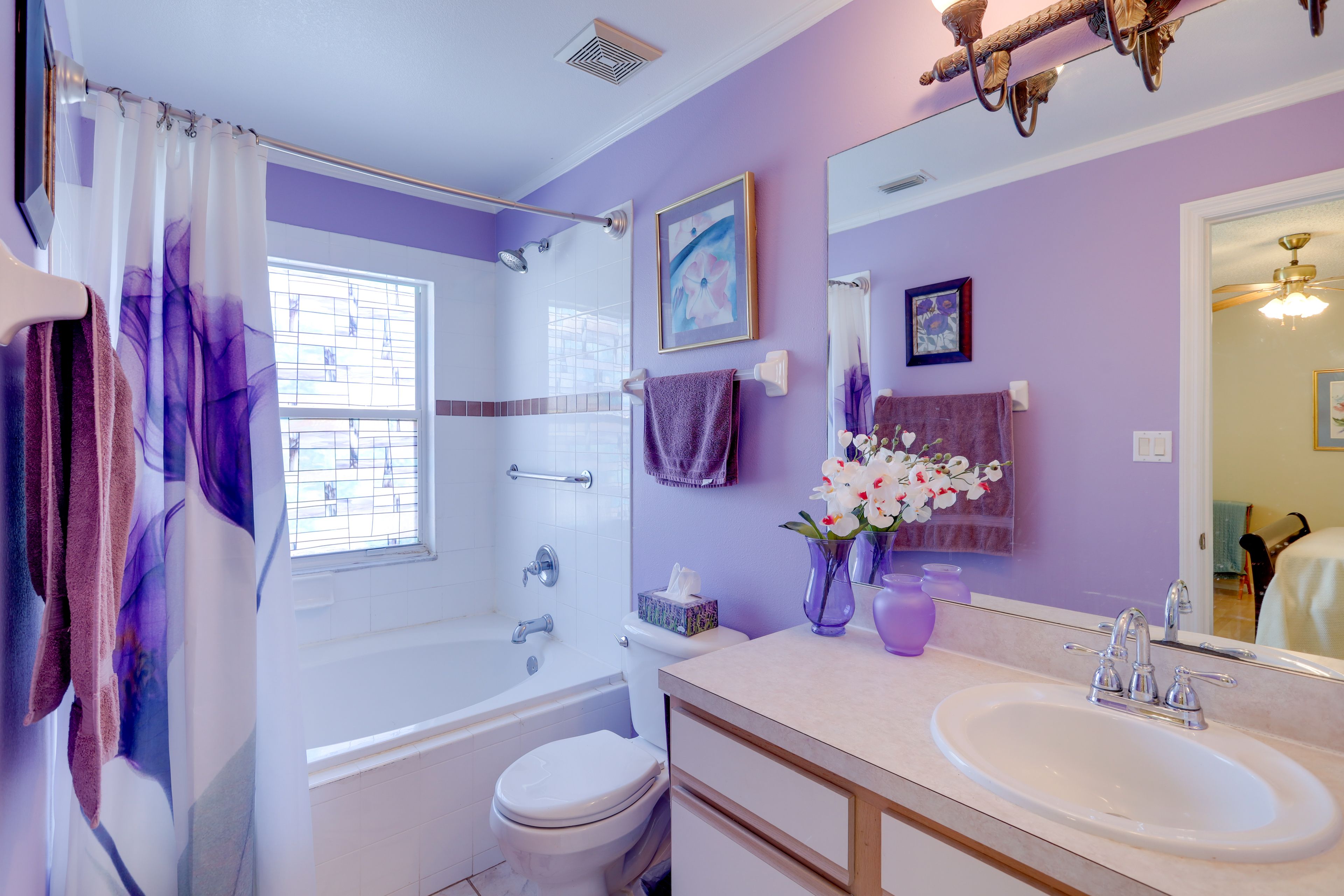 Full Bathroom | Towels Provided