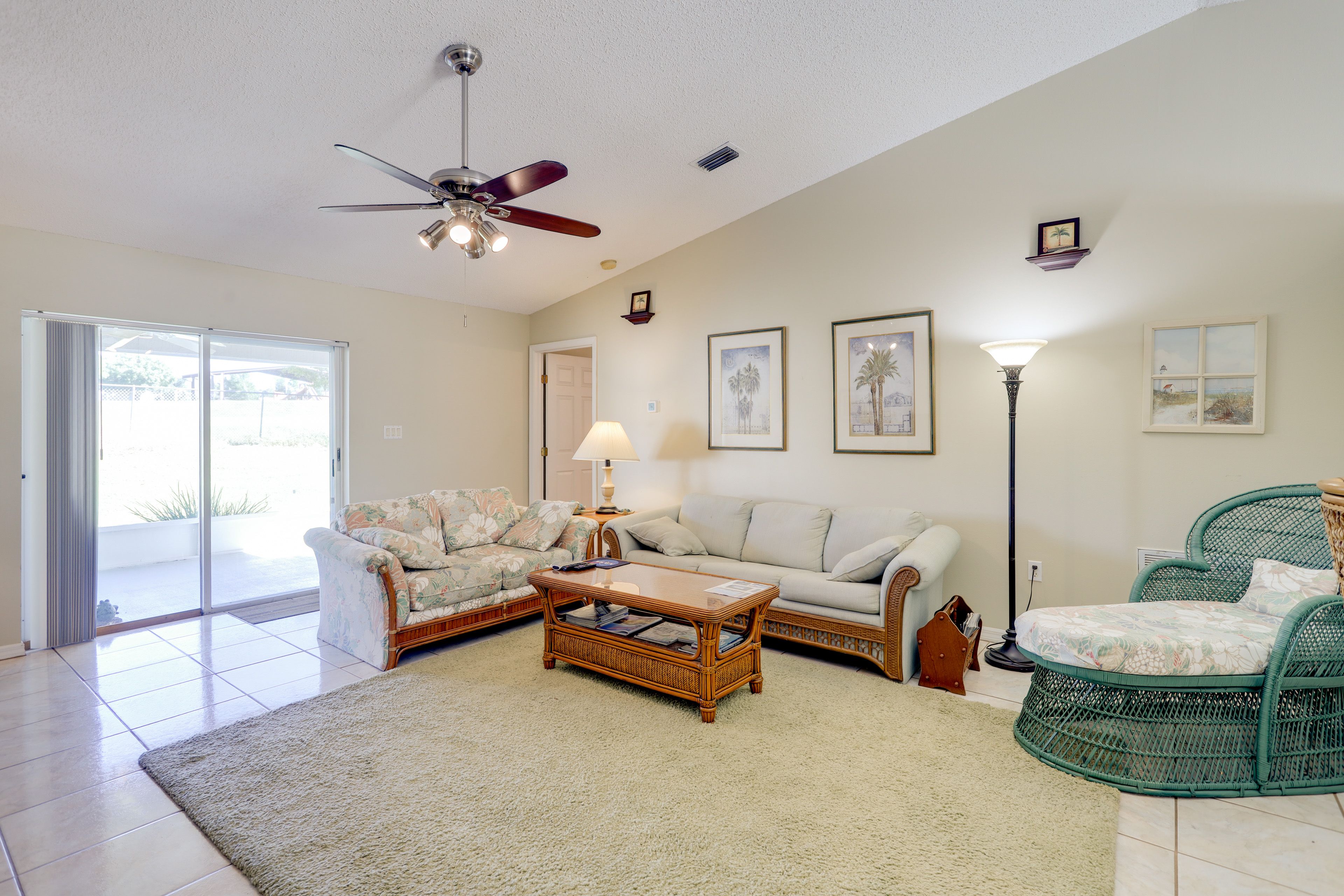 Living Room | Free WiFi | Central A/C | Smart TV