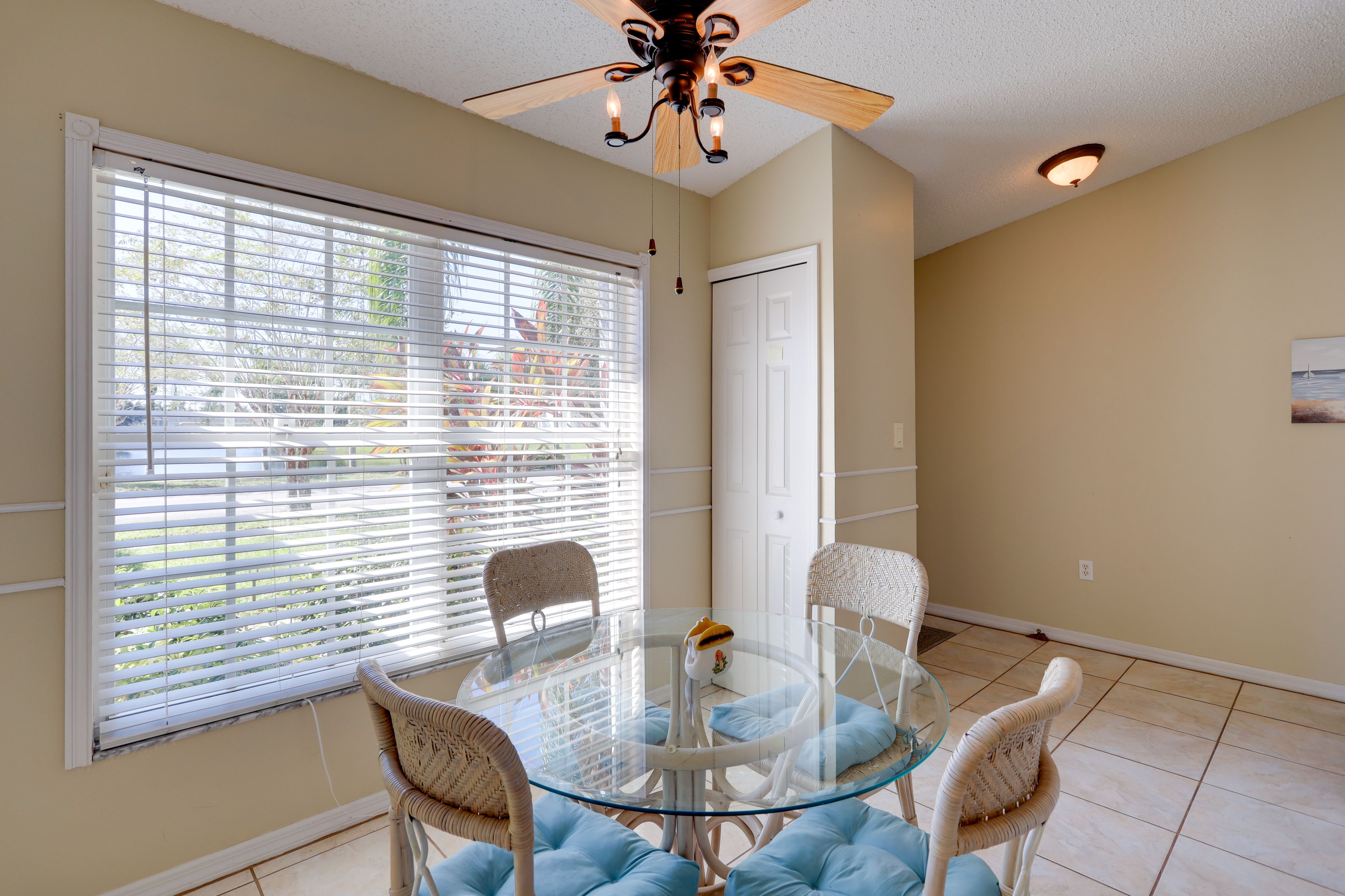 Dining Area | Dishware/Flatware Provided
