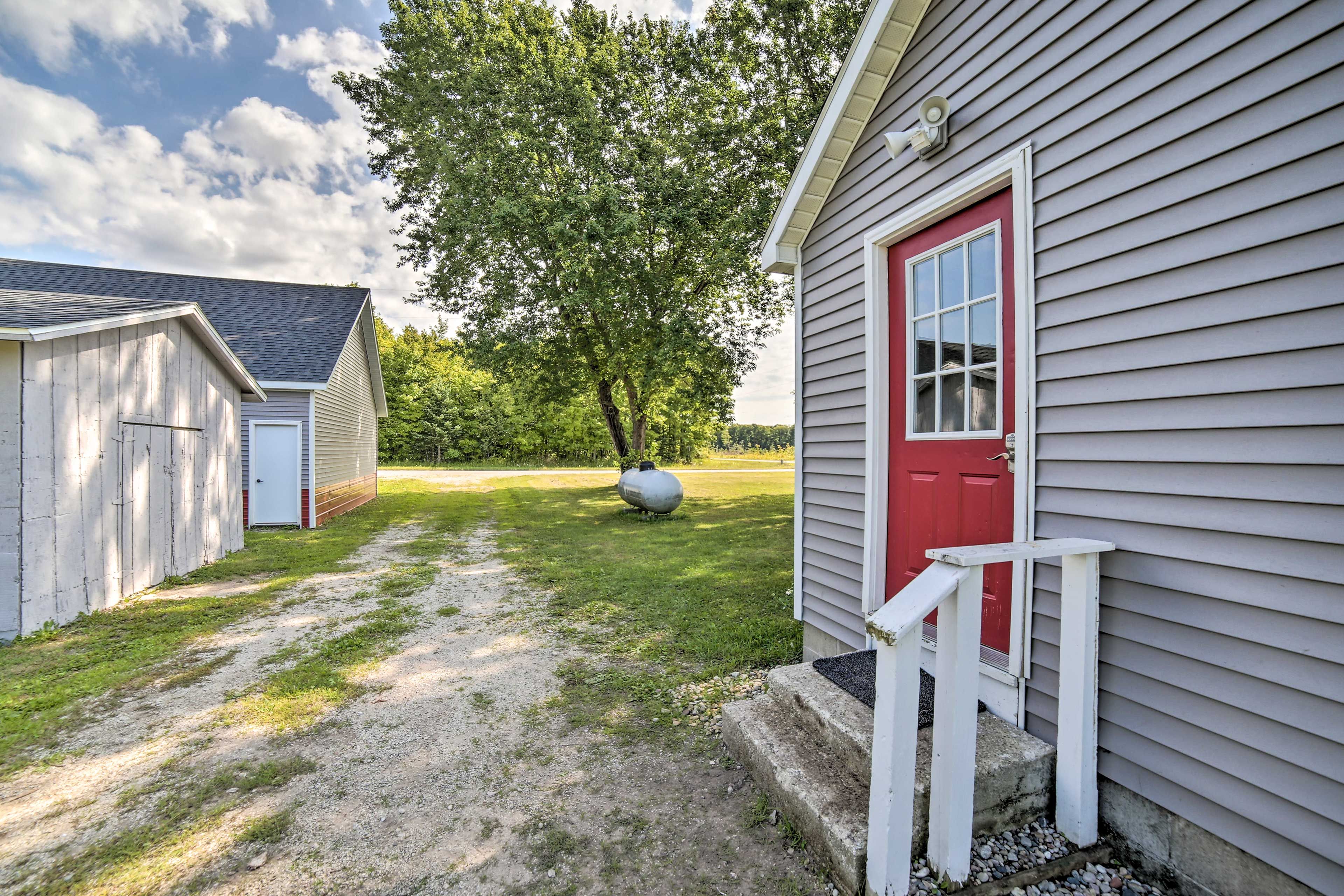 Parking | Driveway (10 Vehicles) | RV/Trailer Parking Allowed On-Site