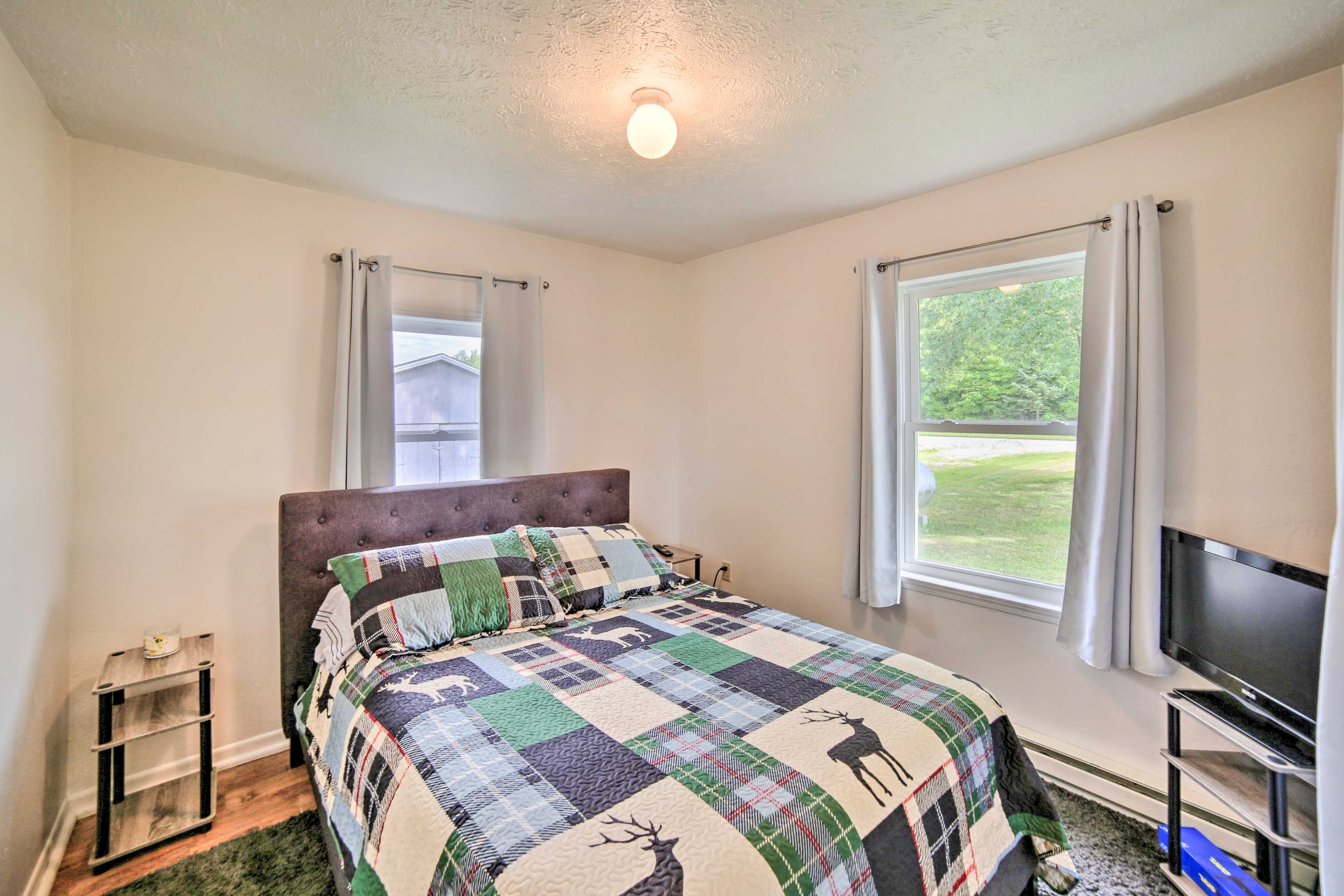 Bedroom 1 | Main Level | Queen Bed | Linens Provided