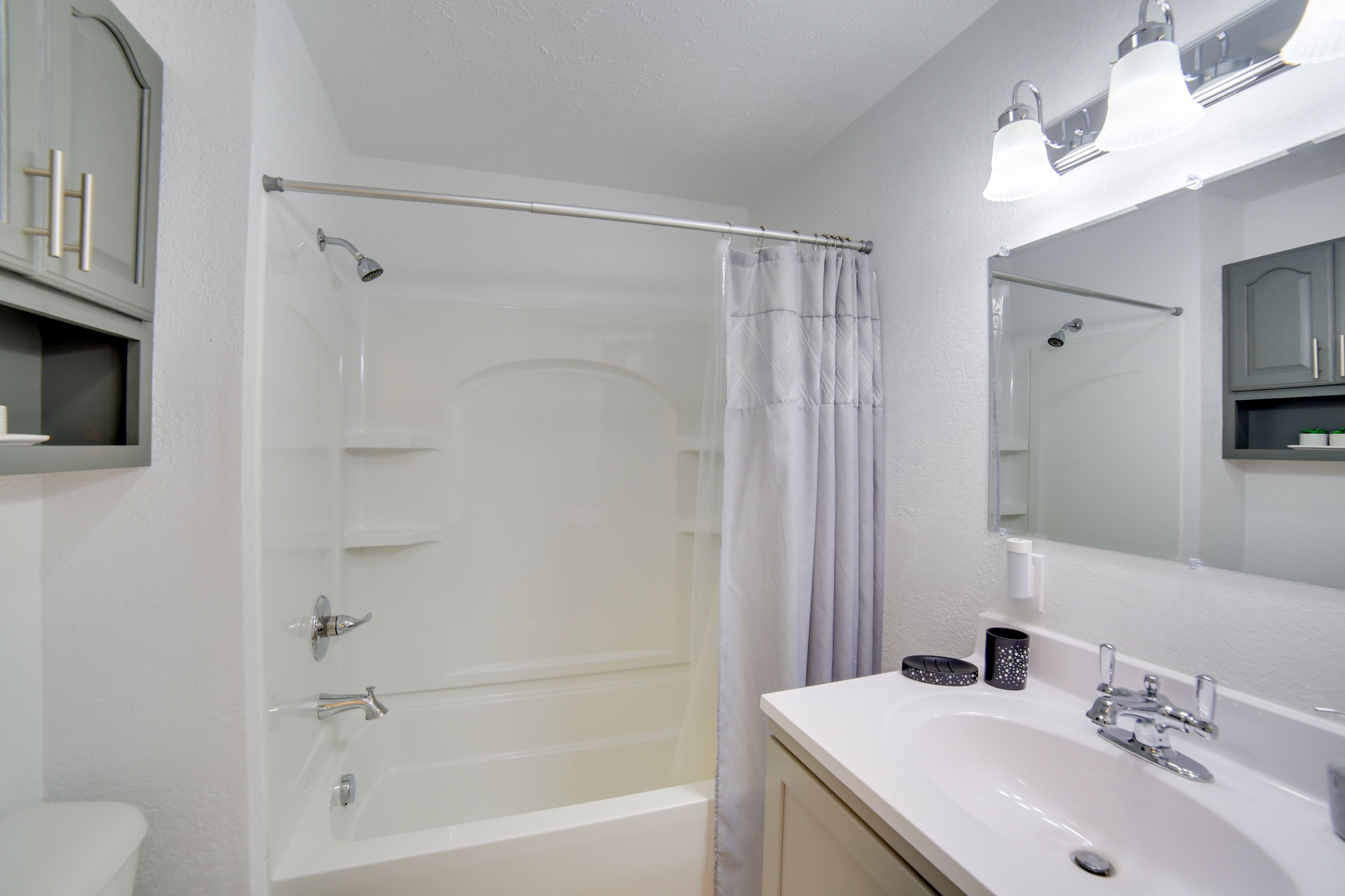 Full Bathroom | Main Level | Complimentary Toiletries | Towels