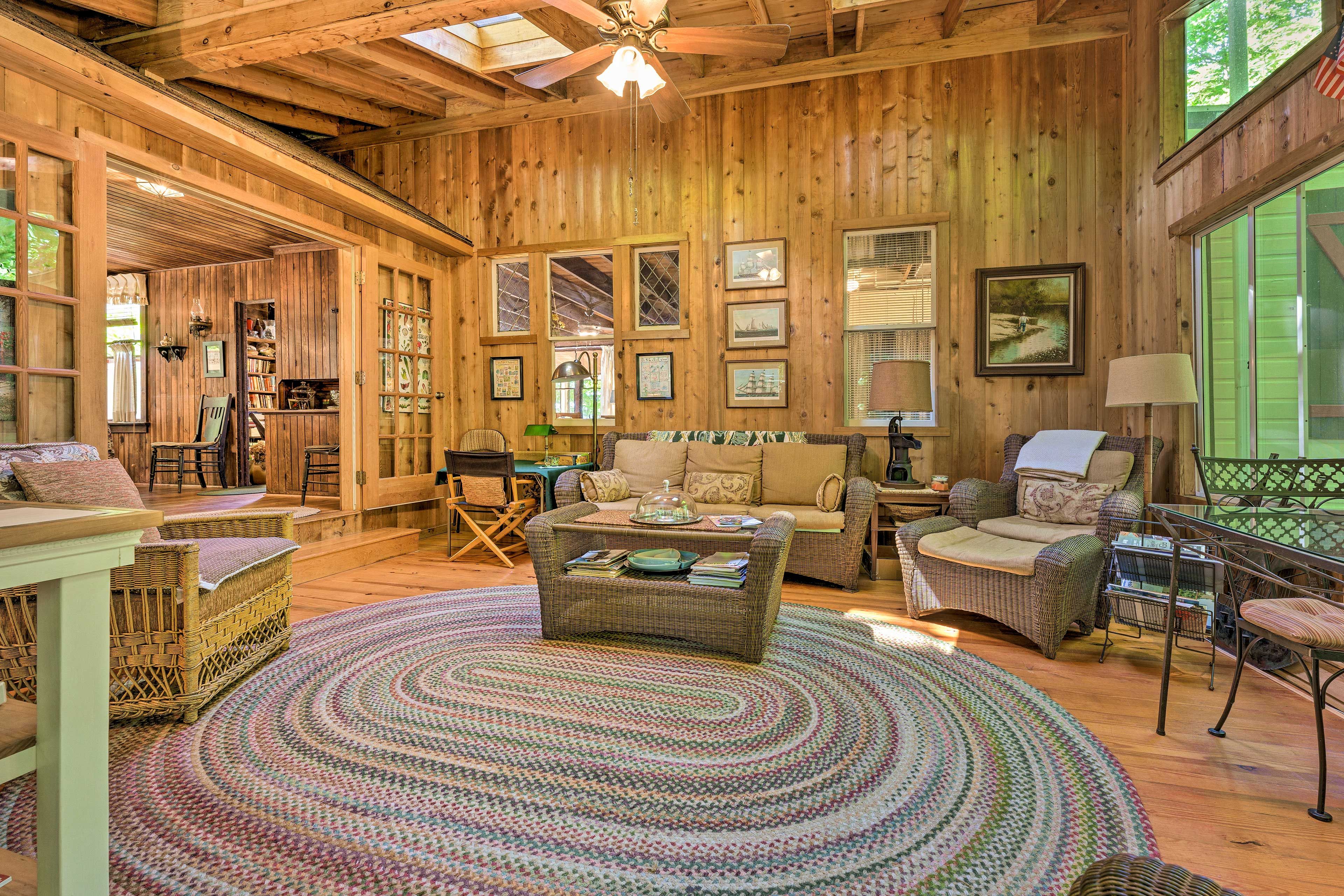 Family Room | Smart TV | Desk