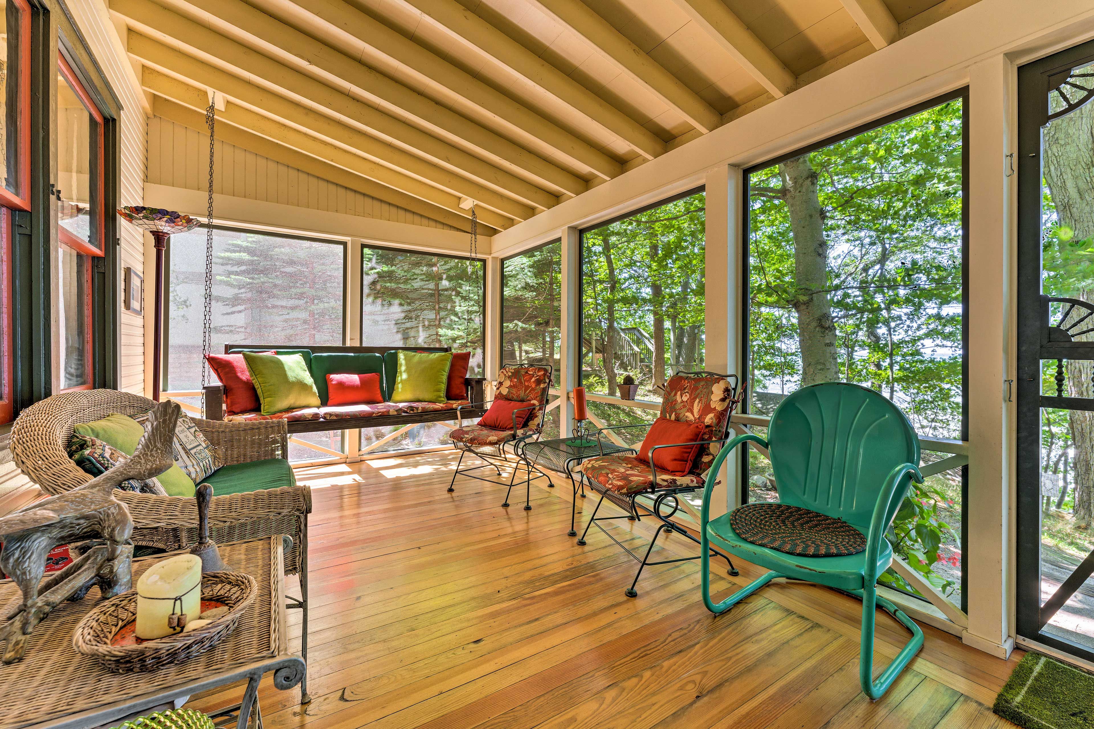Screened Porch w/ Swing