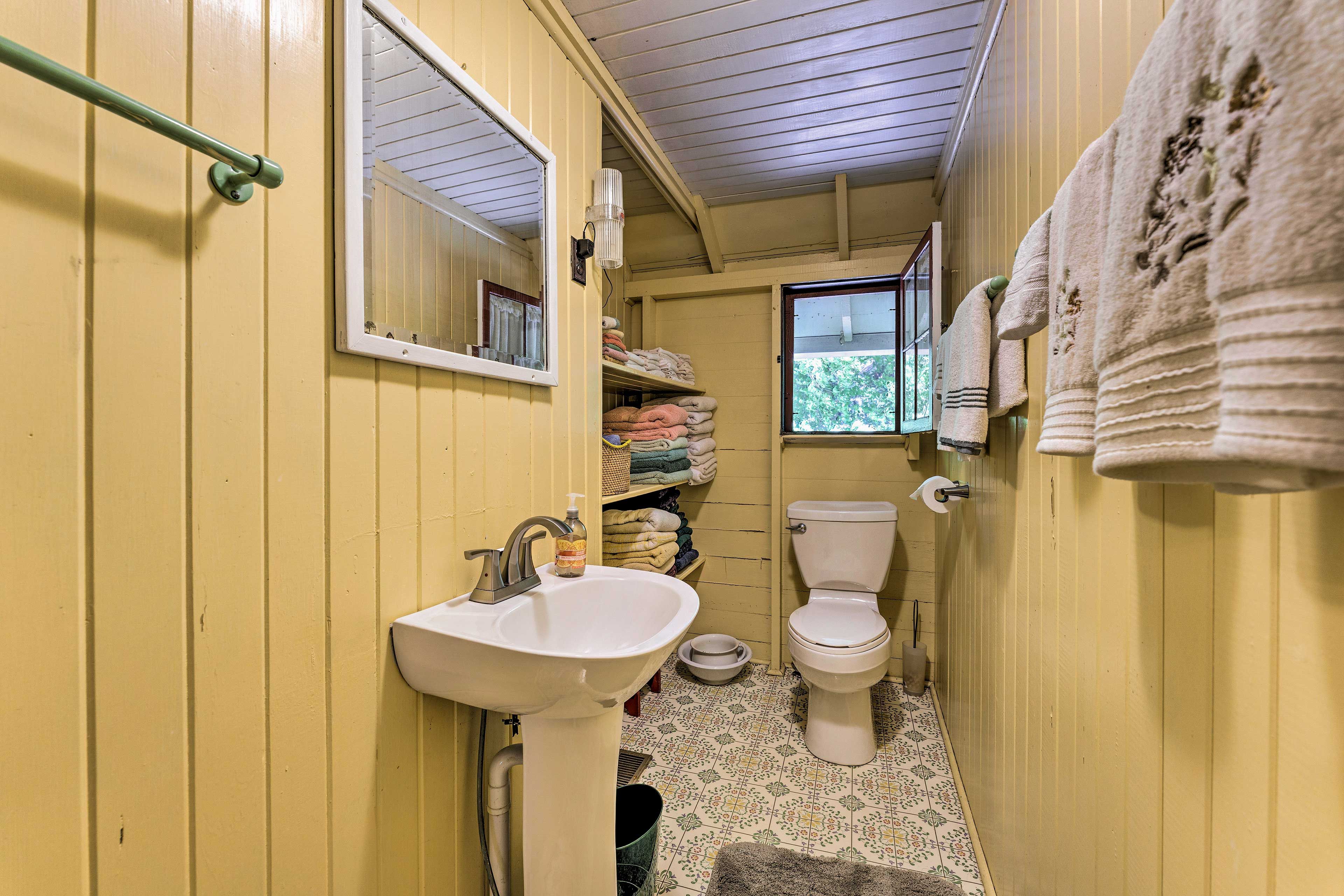 Half Bathroom | 1st Floor | Towels Provided
