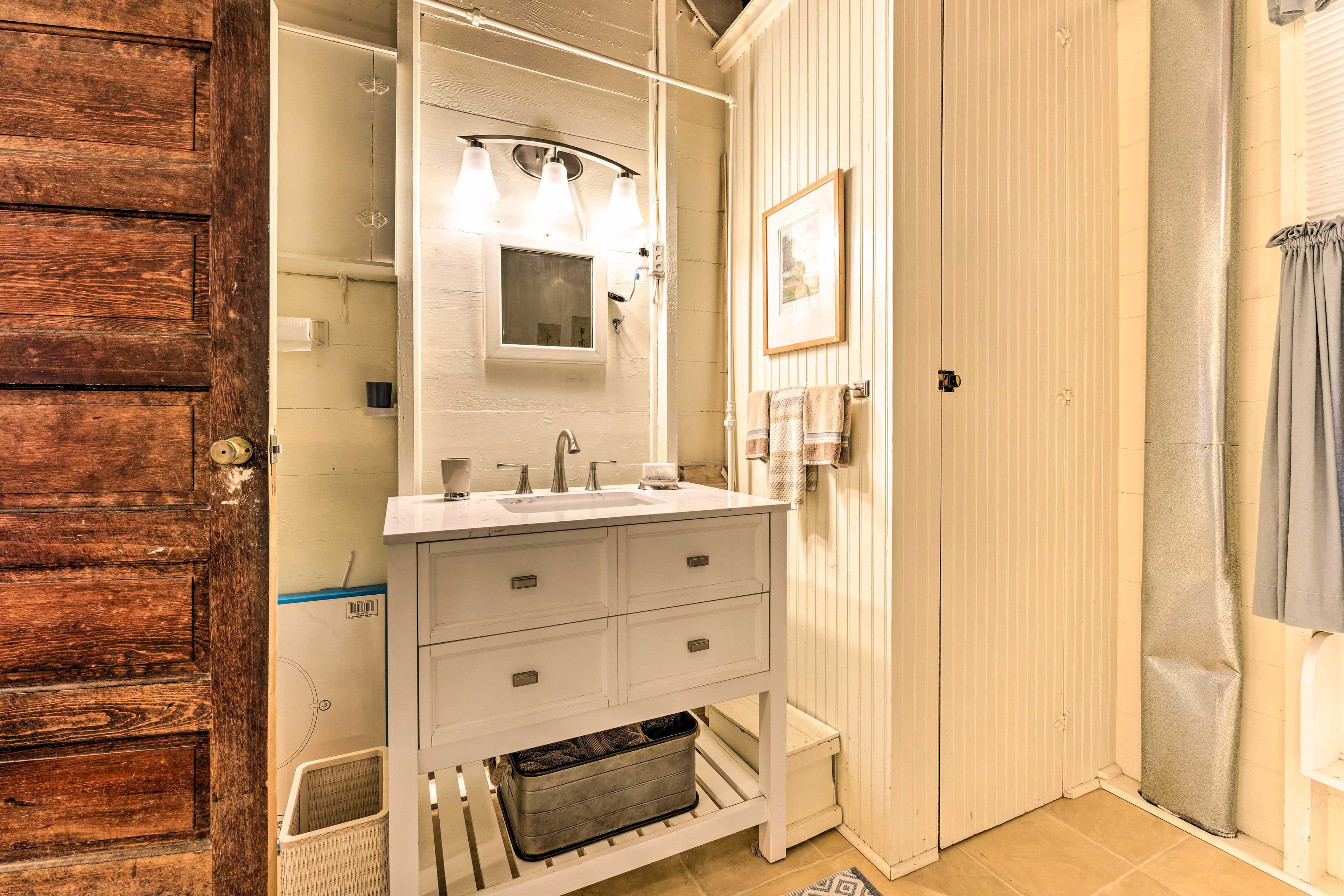 Full Bathroom | 1st Floor | Complimentary Toiletries