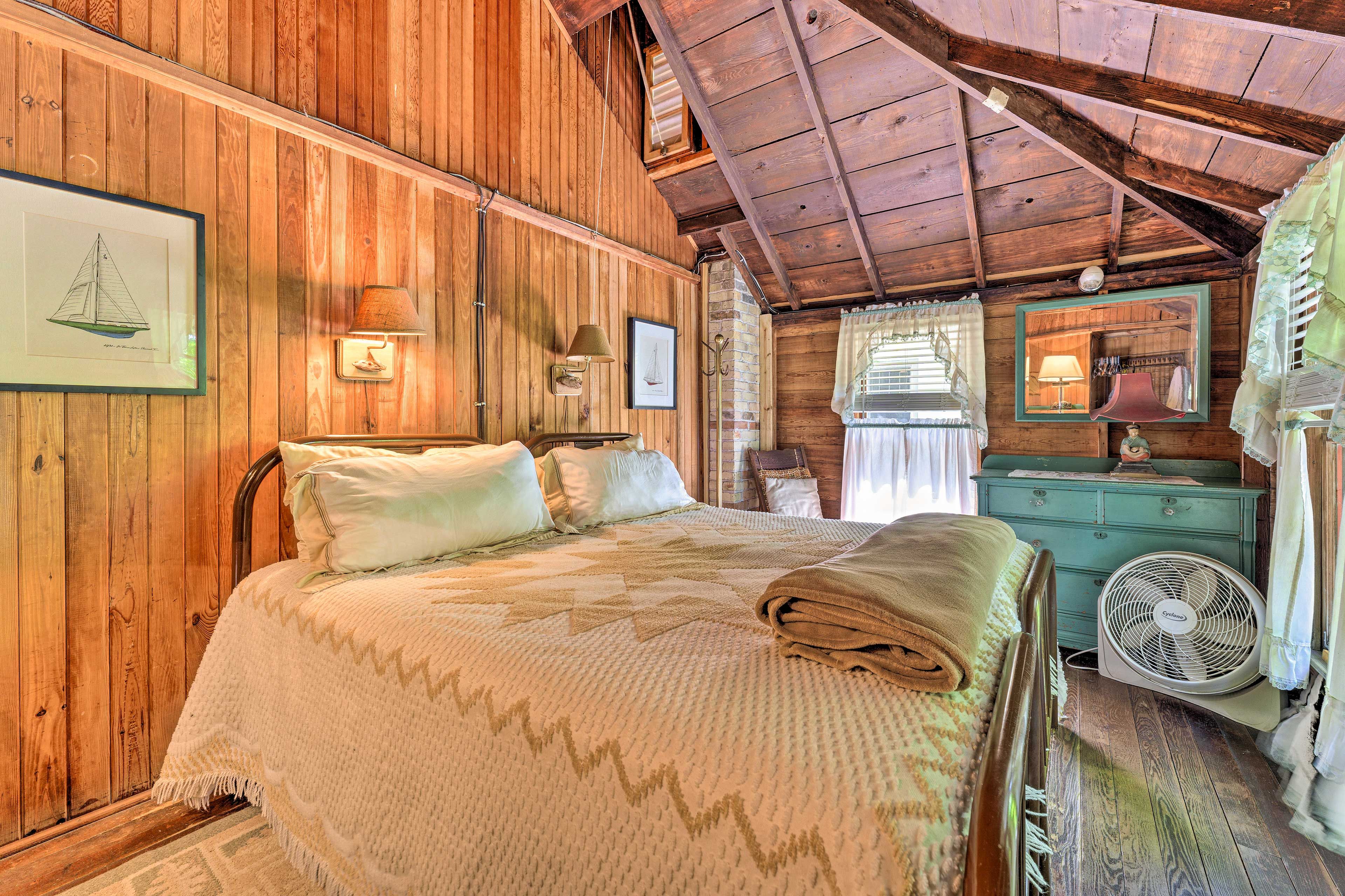 Bedroom 2 | King Bed (Divides to 2 Twin Beds) | 2nd Floor | Hangers