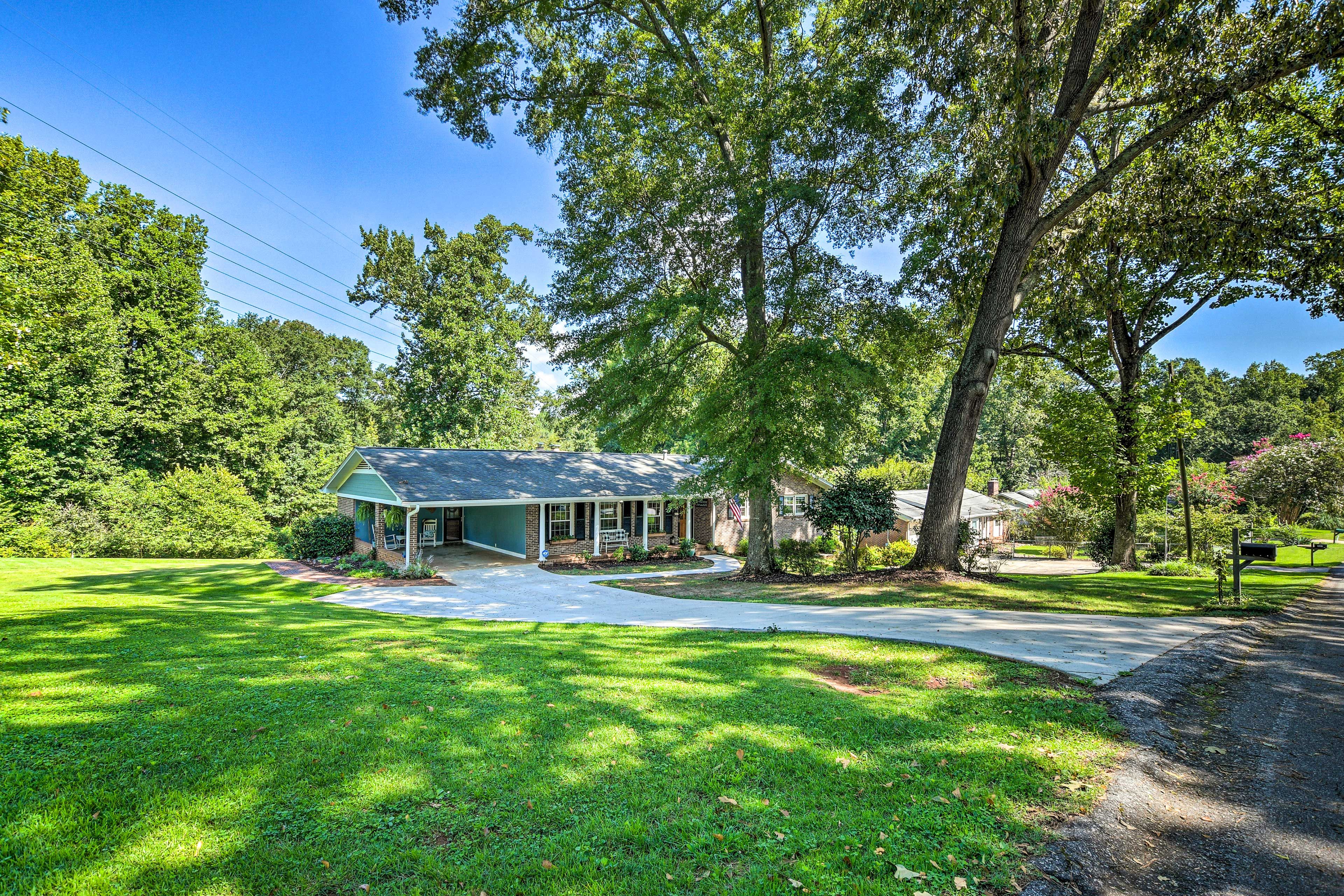Parking | Carport (1 Vehicle) | Driveway (8 Vehicles)