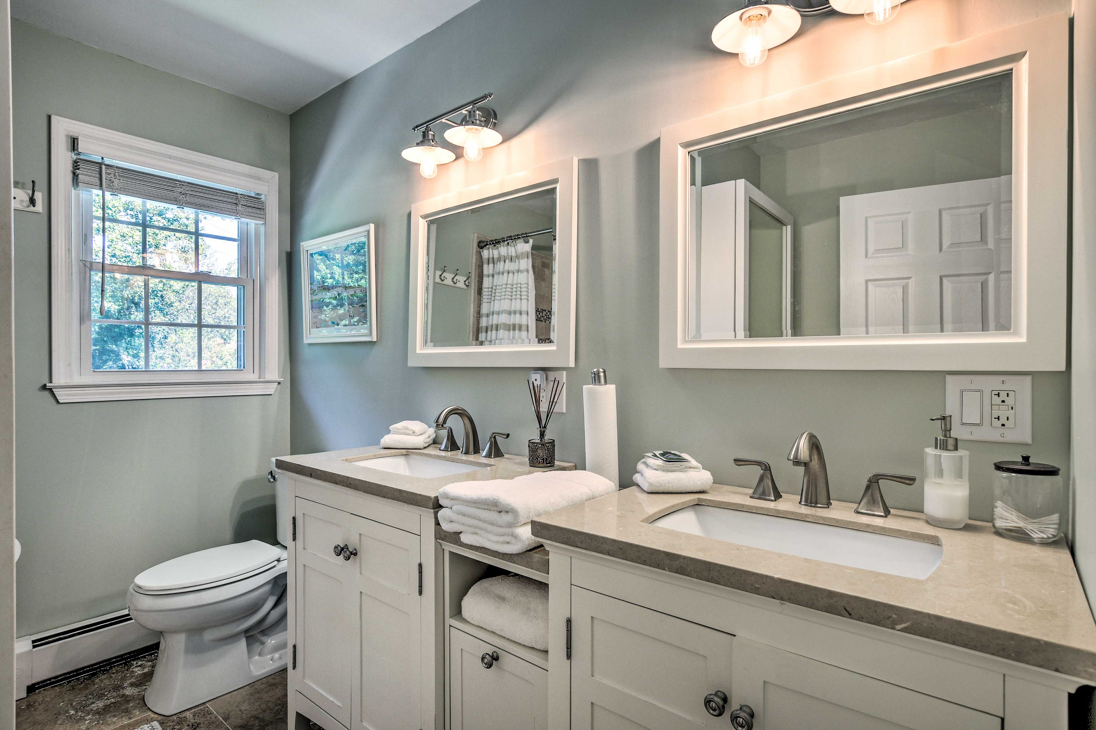 Full Bathroom | 1st Floor | Towels Provided | Jetted Tub