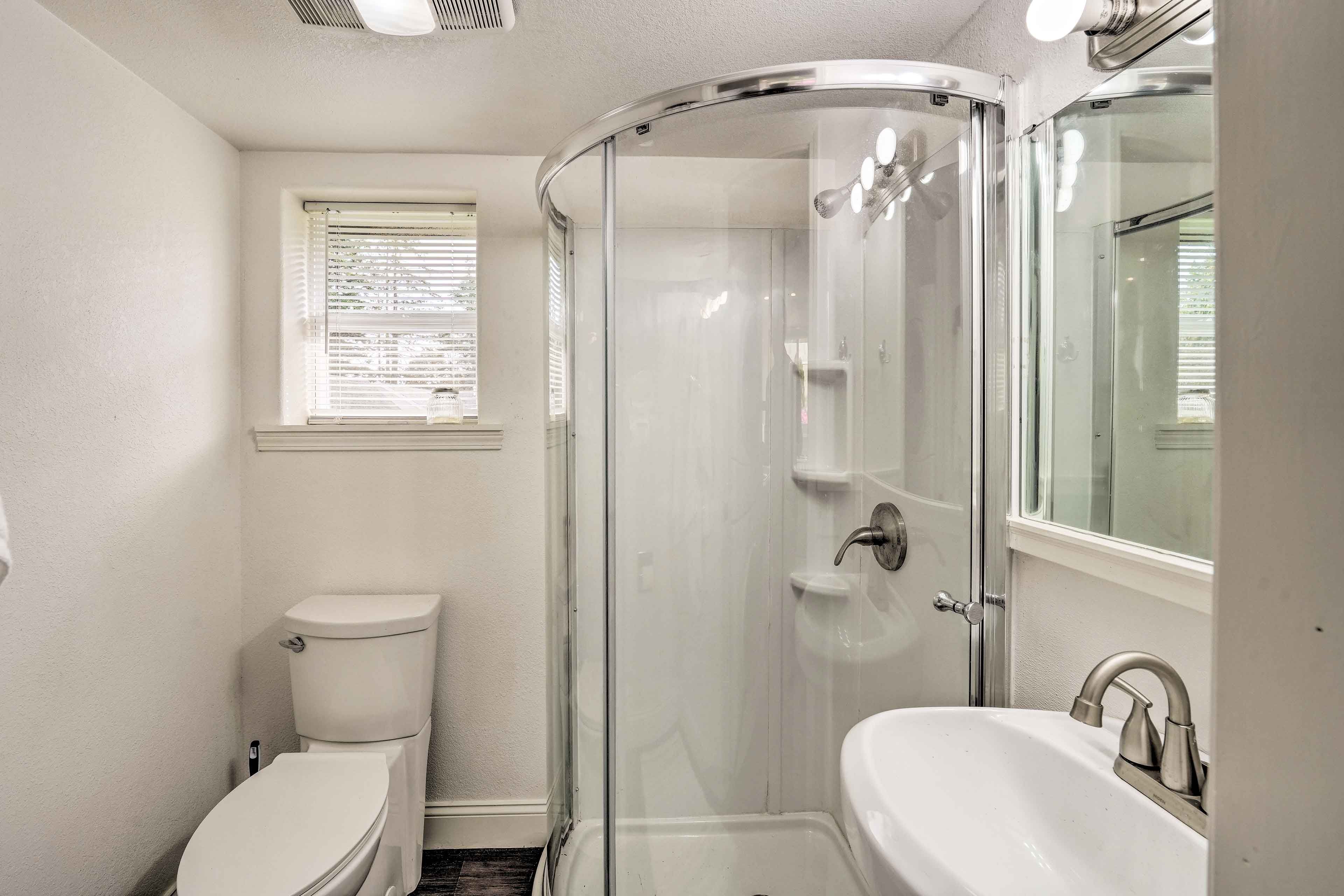 Studio | Full Bathroom | 1st Floor | Complimentary Toiletries | Towels
