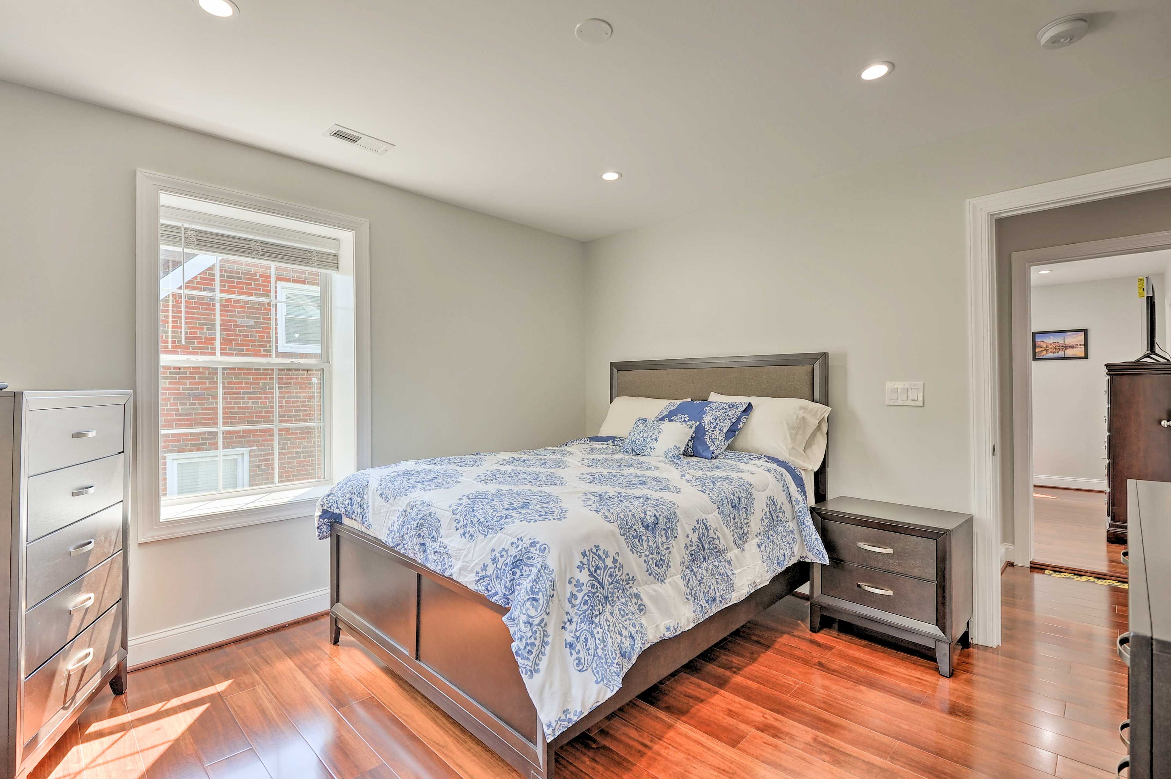 Bedroom 5 | Queen Bed | Smart TV