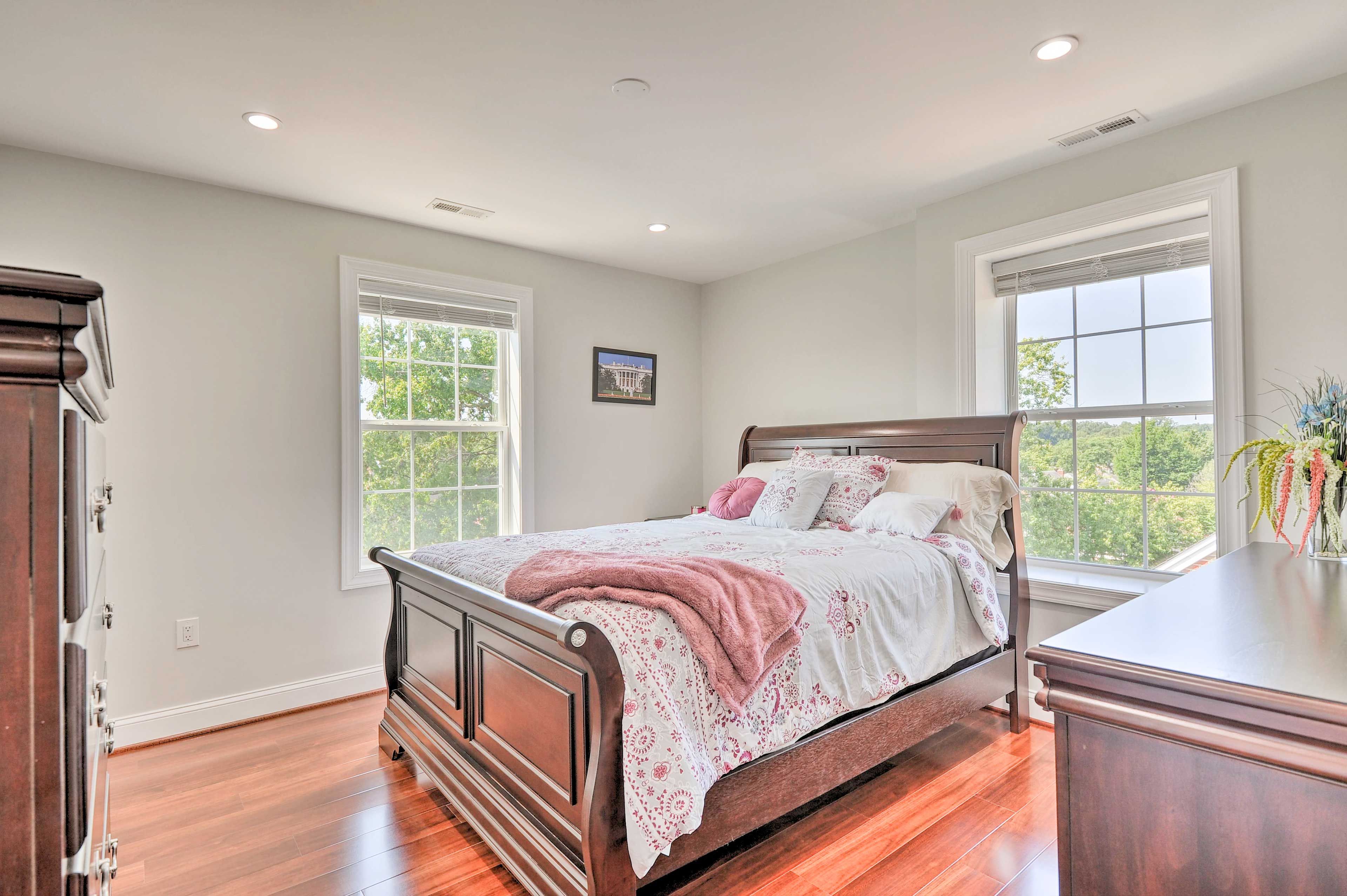 Bedroom 7 | Queen Bed | Smart TV
