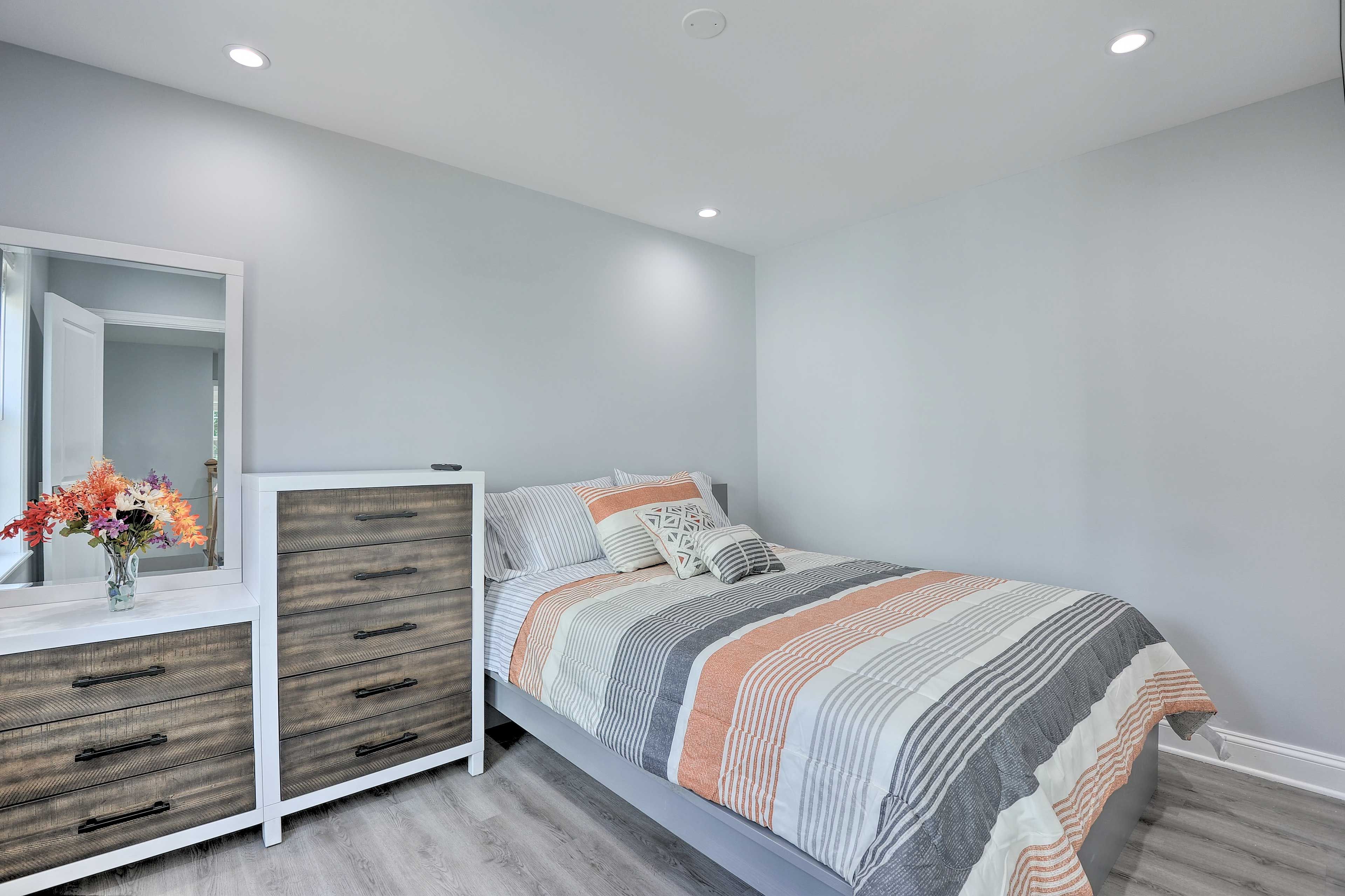 Bedroom 1 | Queen Bed | Smart TV