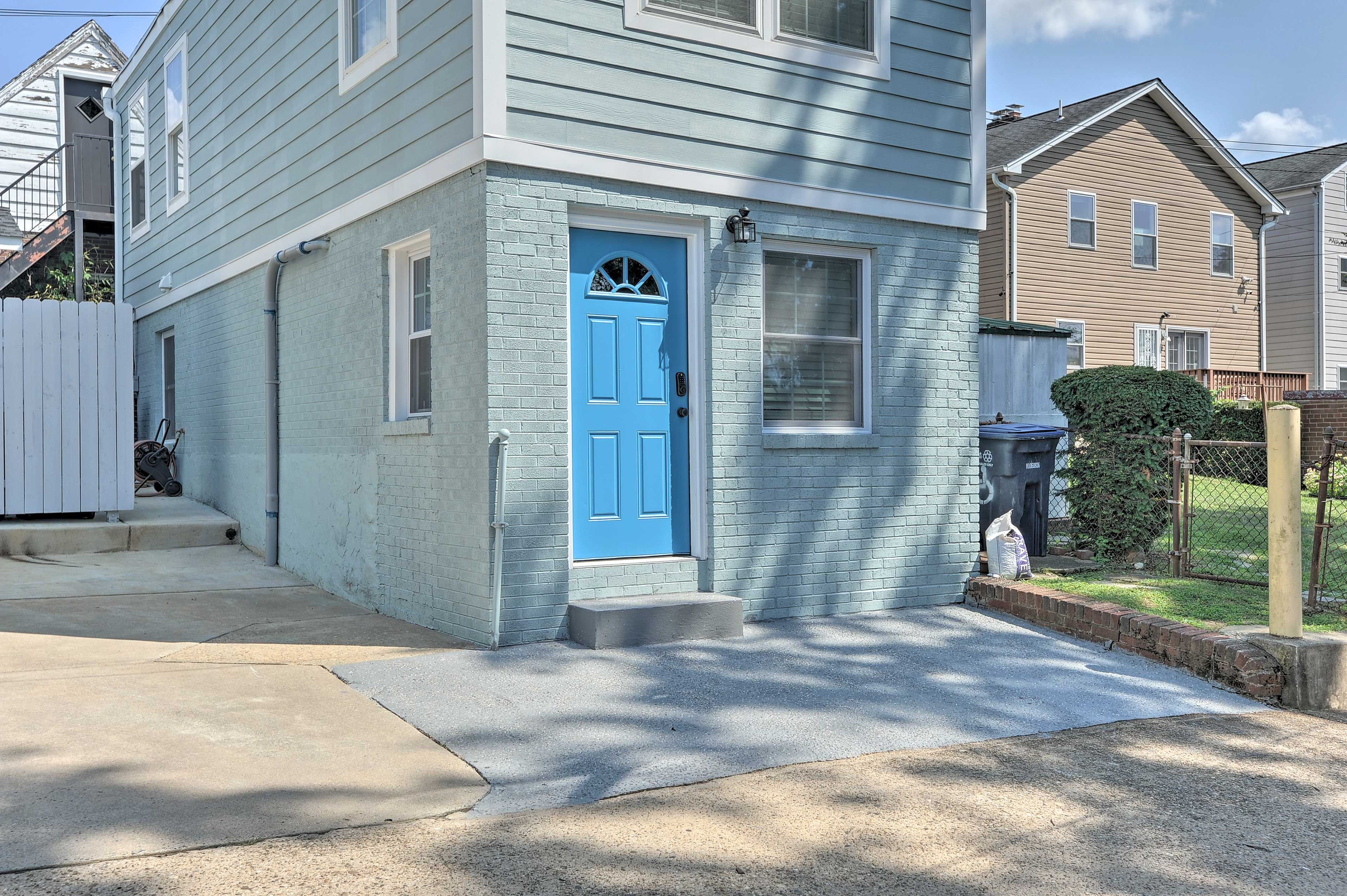 Exterior | Parking | Carport (1 Compact Vehicle) | Street Parking