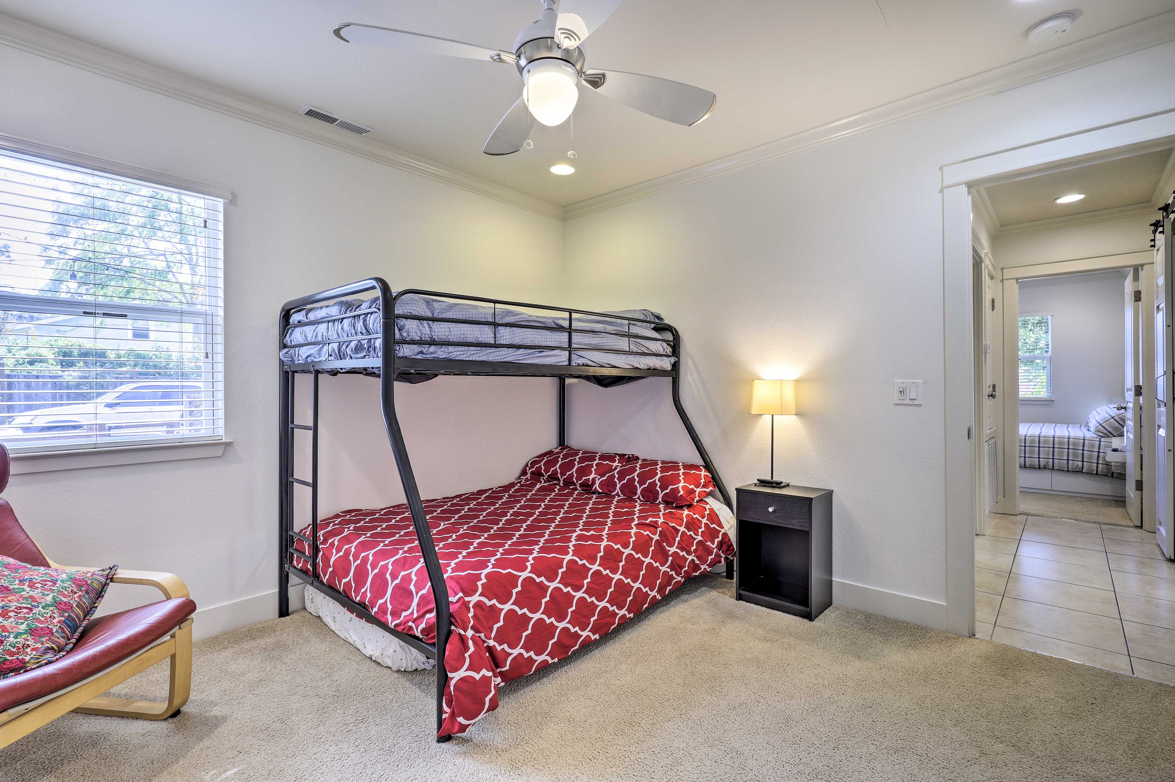 Bedroom 2 | Twin/Queen Bunk Bed | Twin Mattress | Toddler Bed | Smart TV