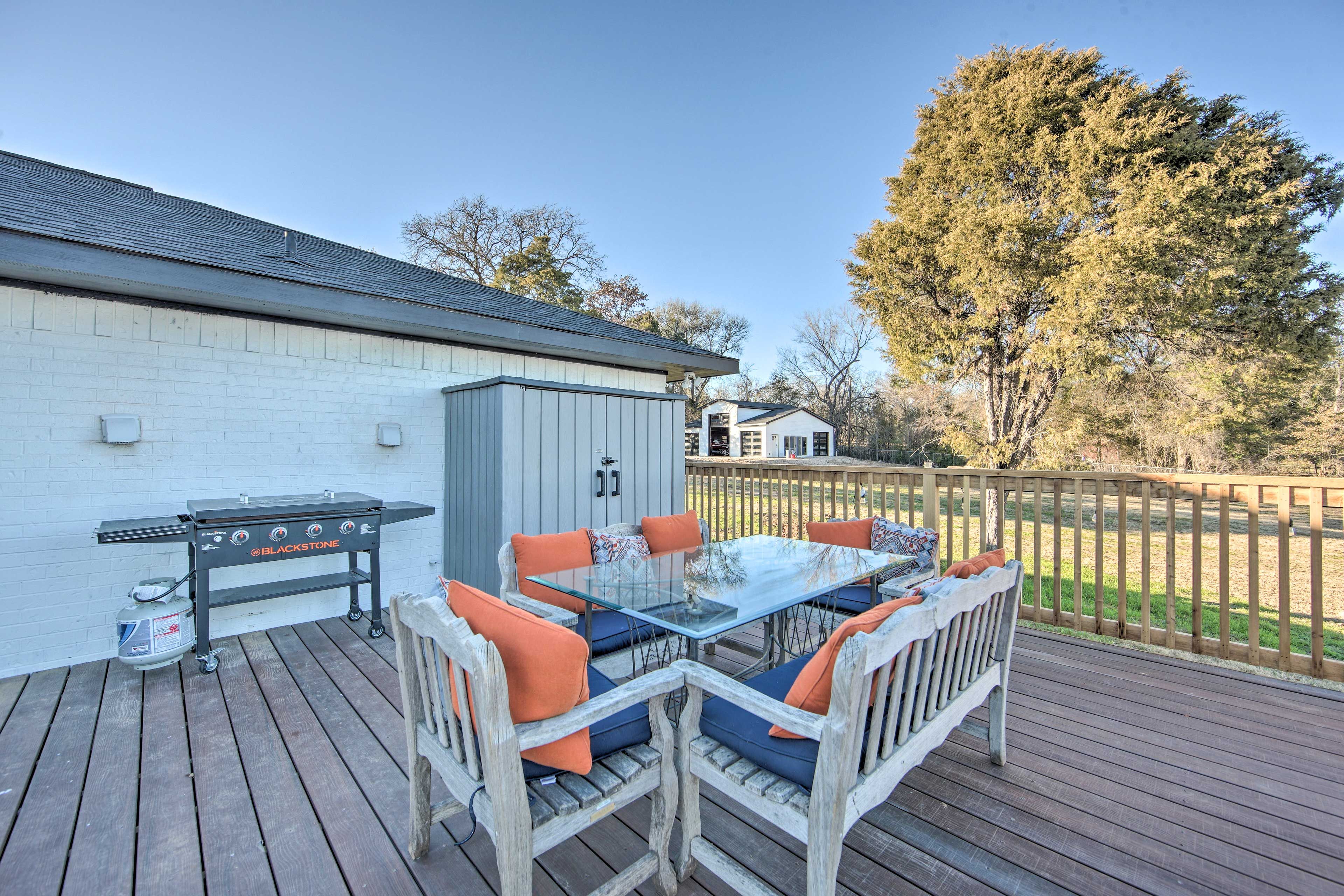 Private Deck | Outdoor Dining Table