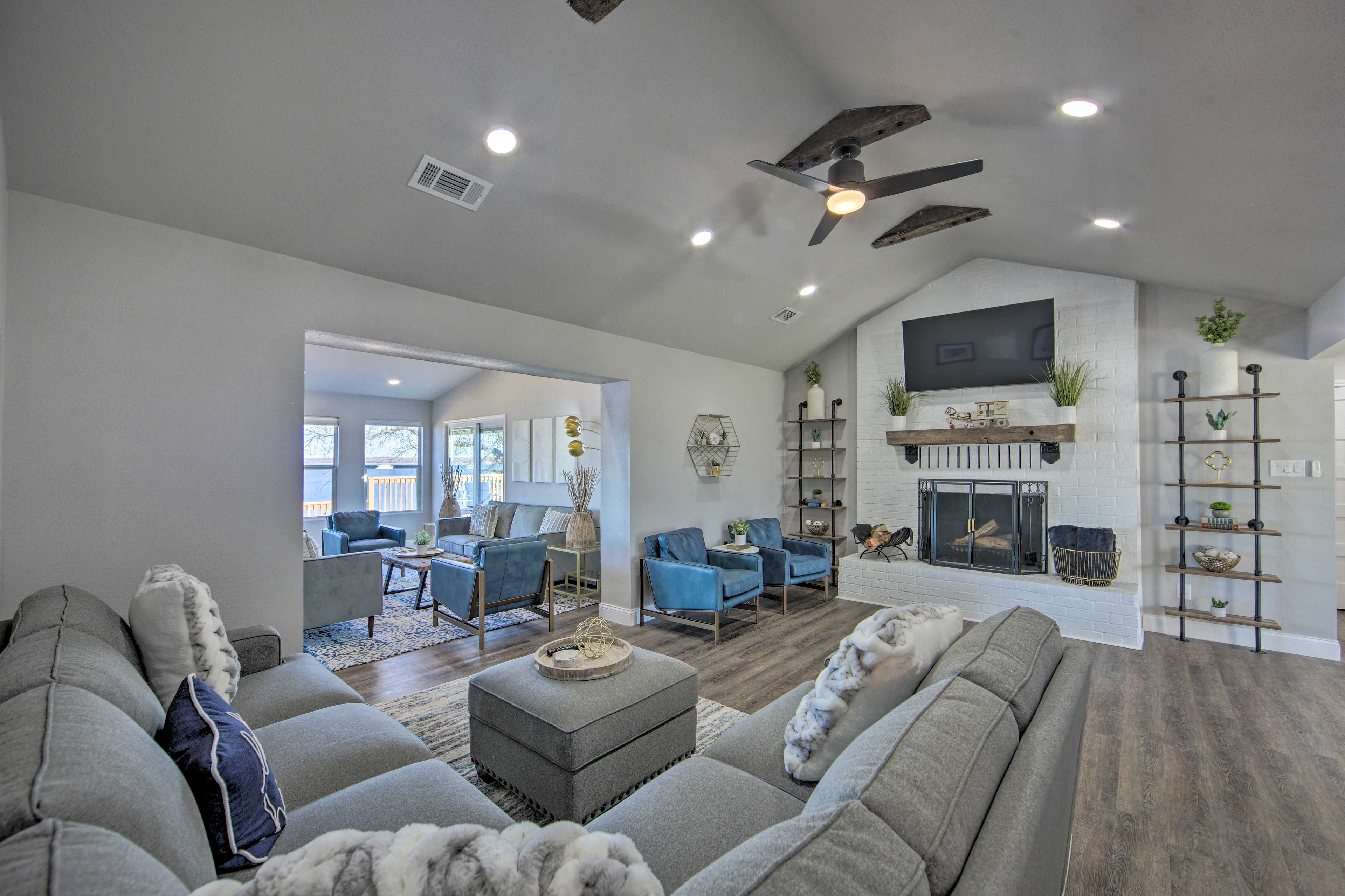 Living Room | Central A/C | Free WiFi