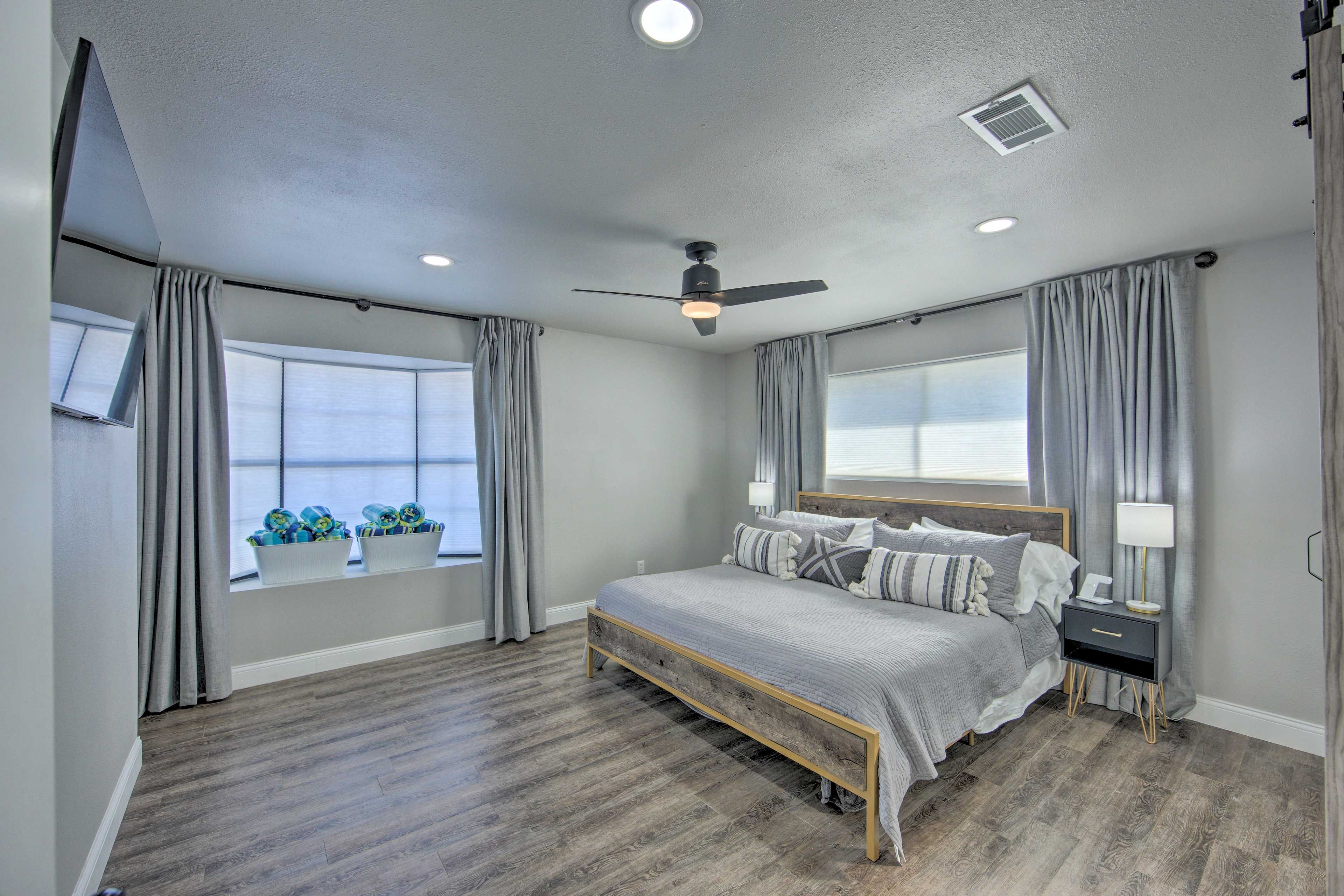Bedroom 2 | King Bed | Full Bunk Bed | Smart TV