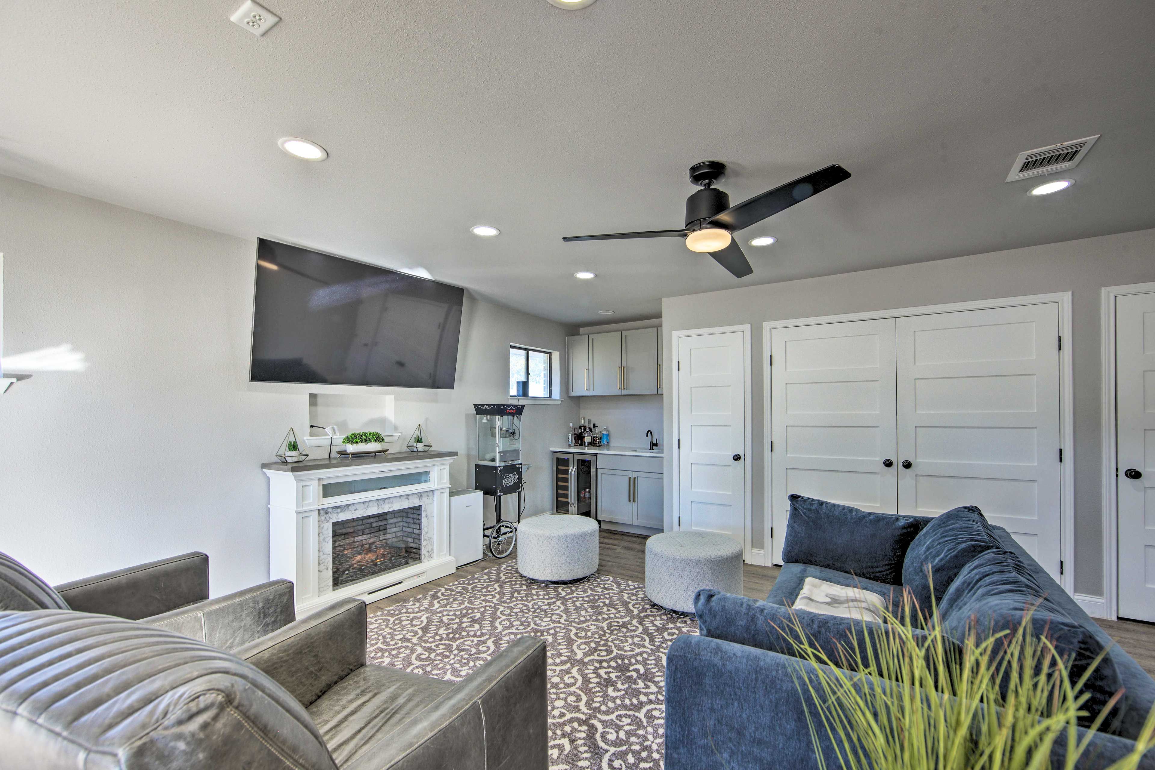 Living Room | Smart TV | Arcade Game | Washers/Dryers