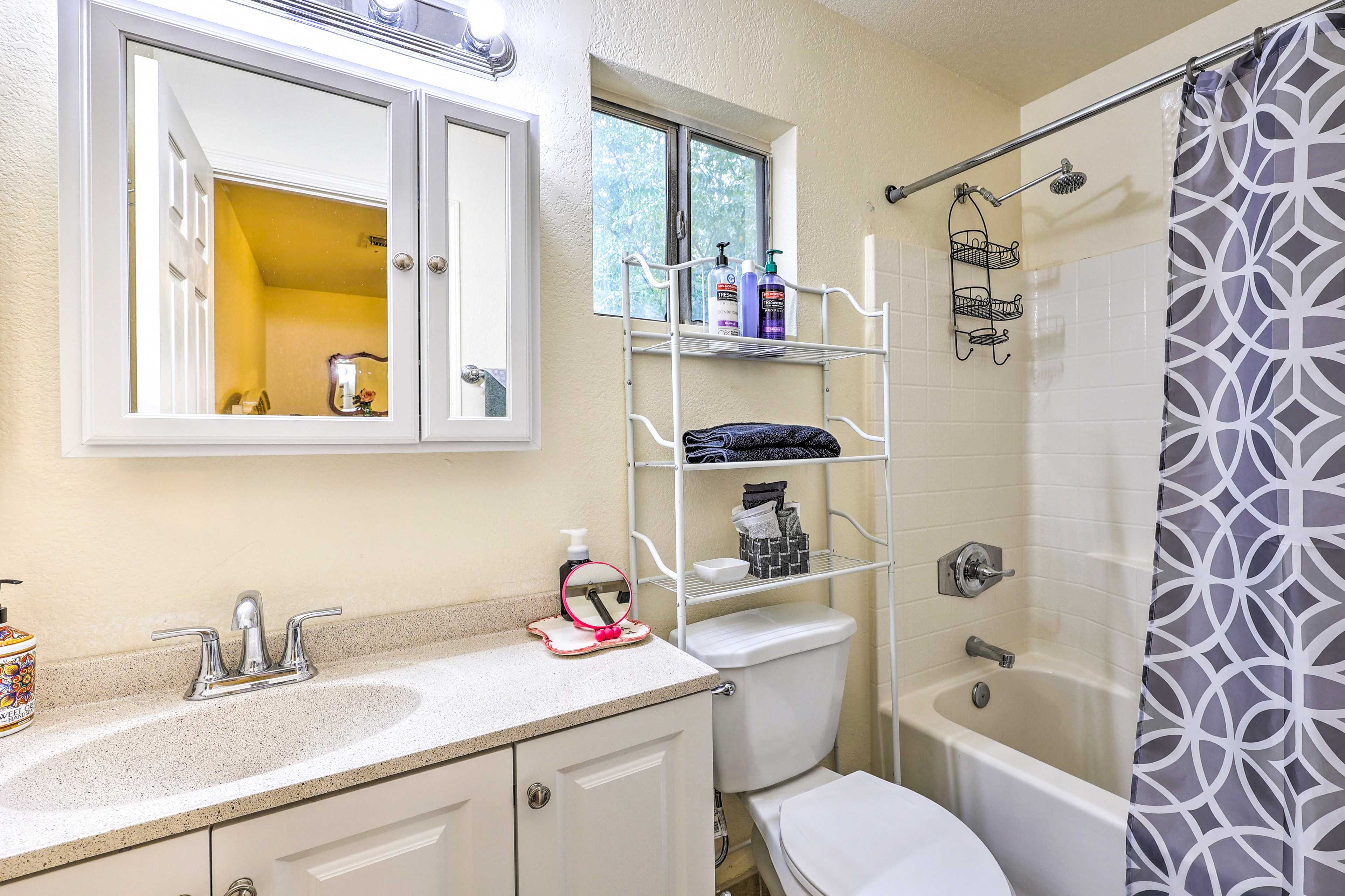 Full Bathroom | Towels Provided