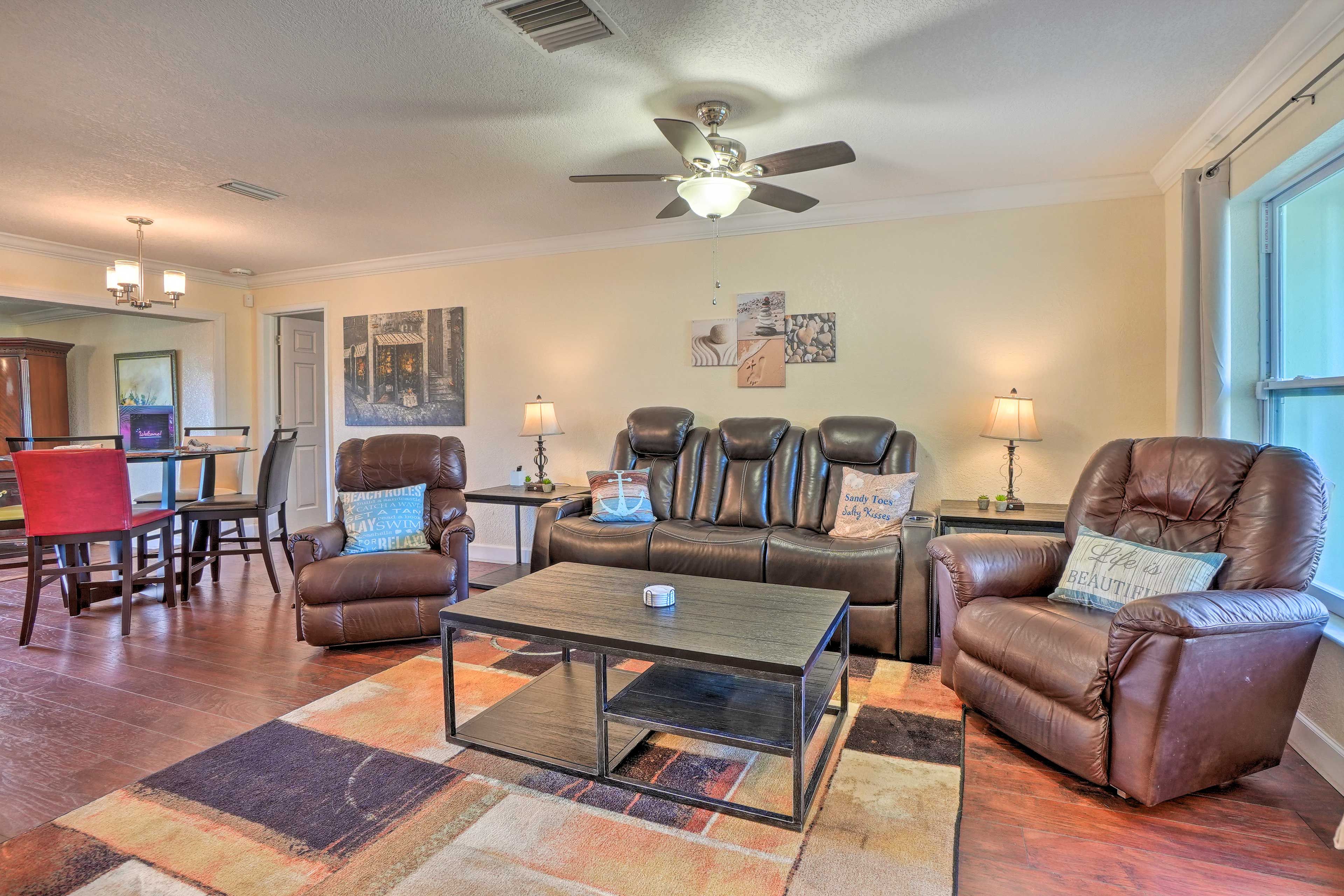 Living Area | Smart TV w/ Cable