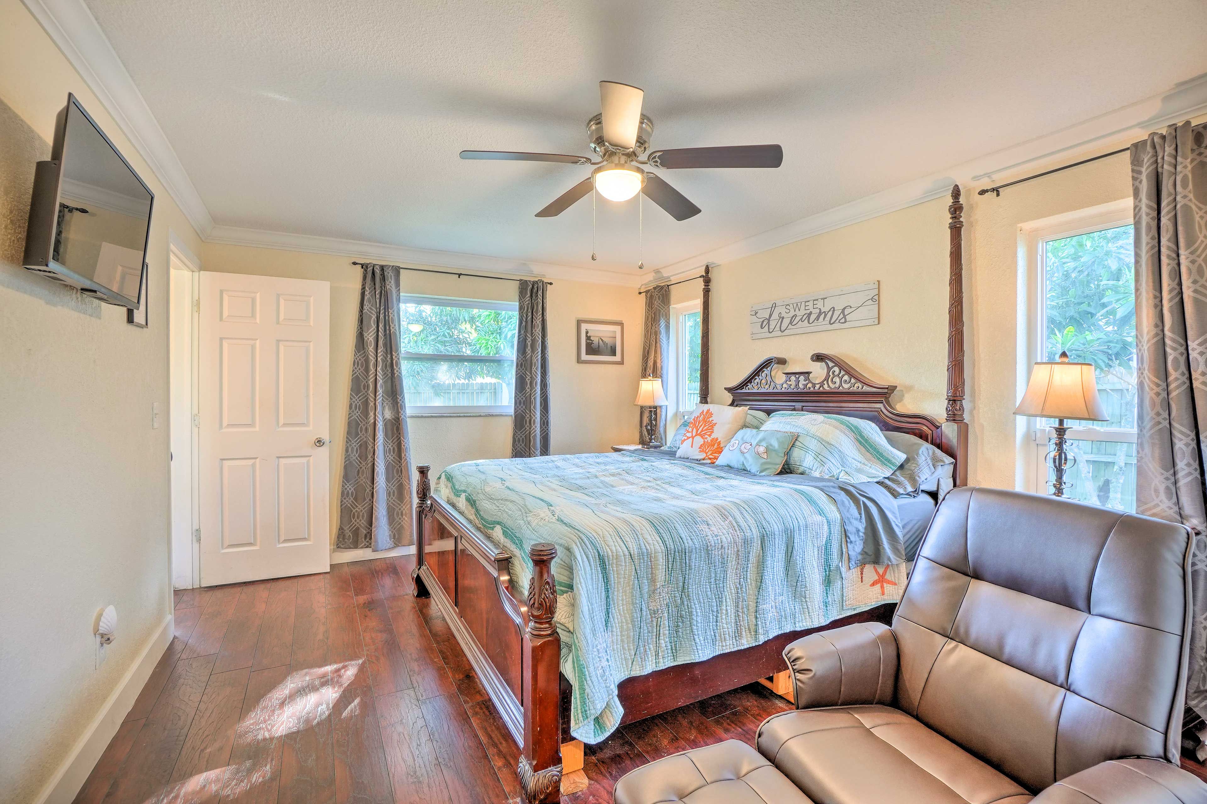 Bedroom 1 | King Bed | Smart TV | En-Suite Bathroom