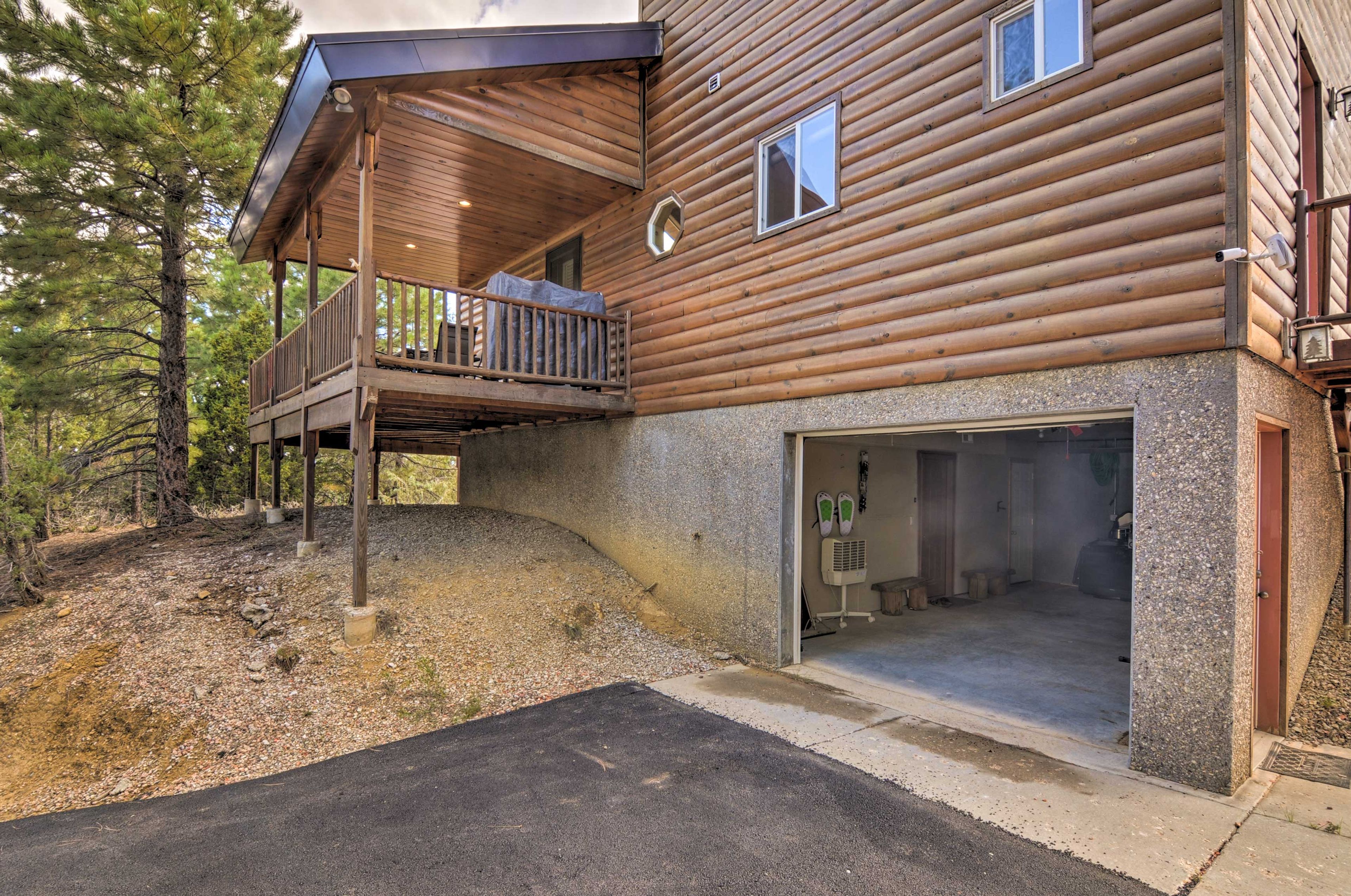 Parking | Garage (1 Vehicle) | Driveway (5 Vehicles) | RV/Trailer Parking