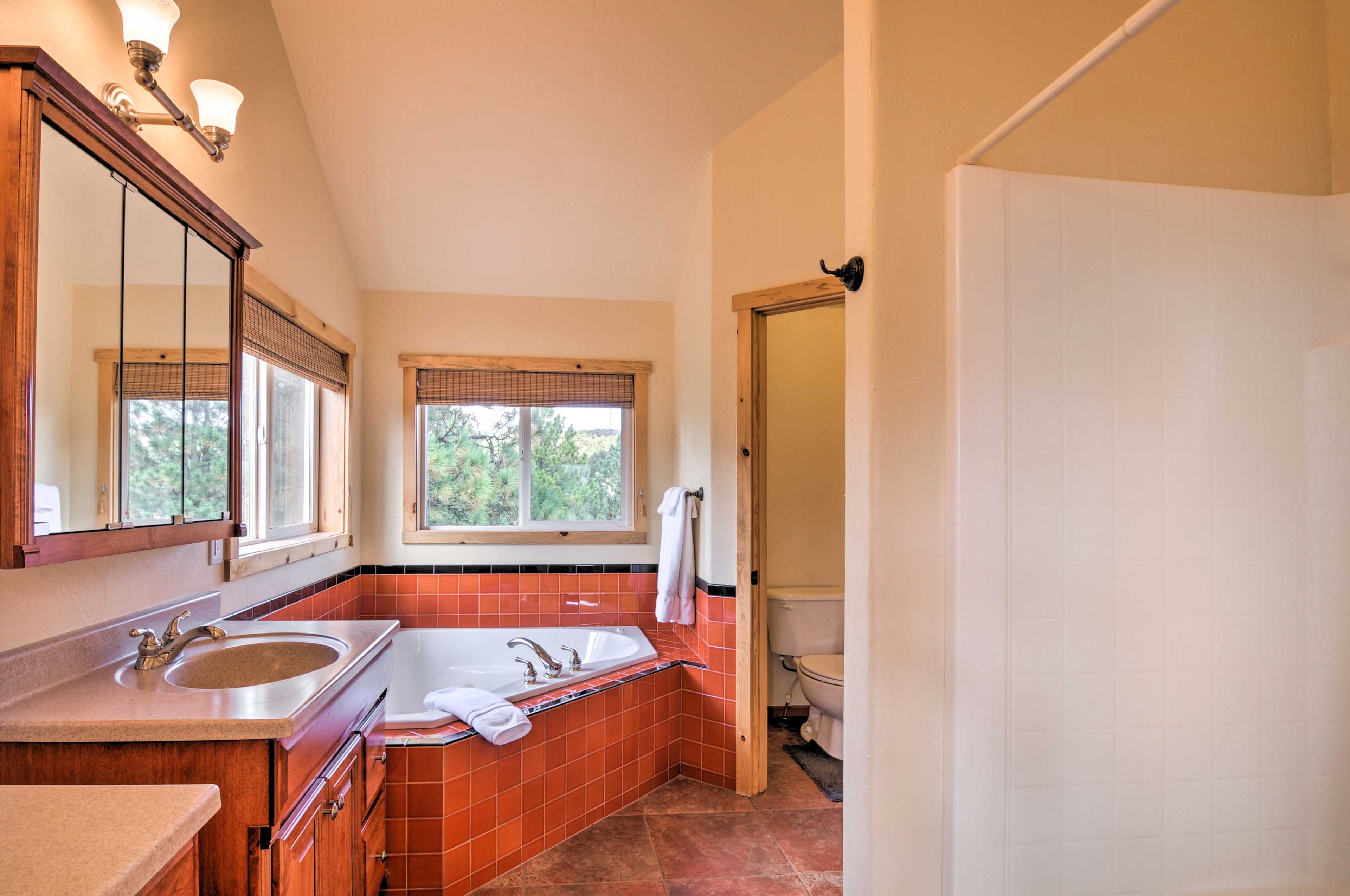 En-Suite Bathroom | Towels Provided | Complimentary Toiletries | Jetted Tub
