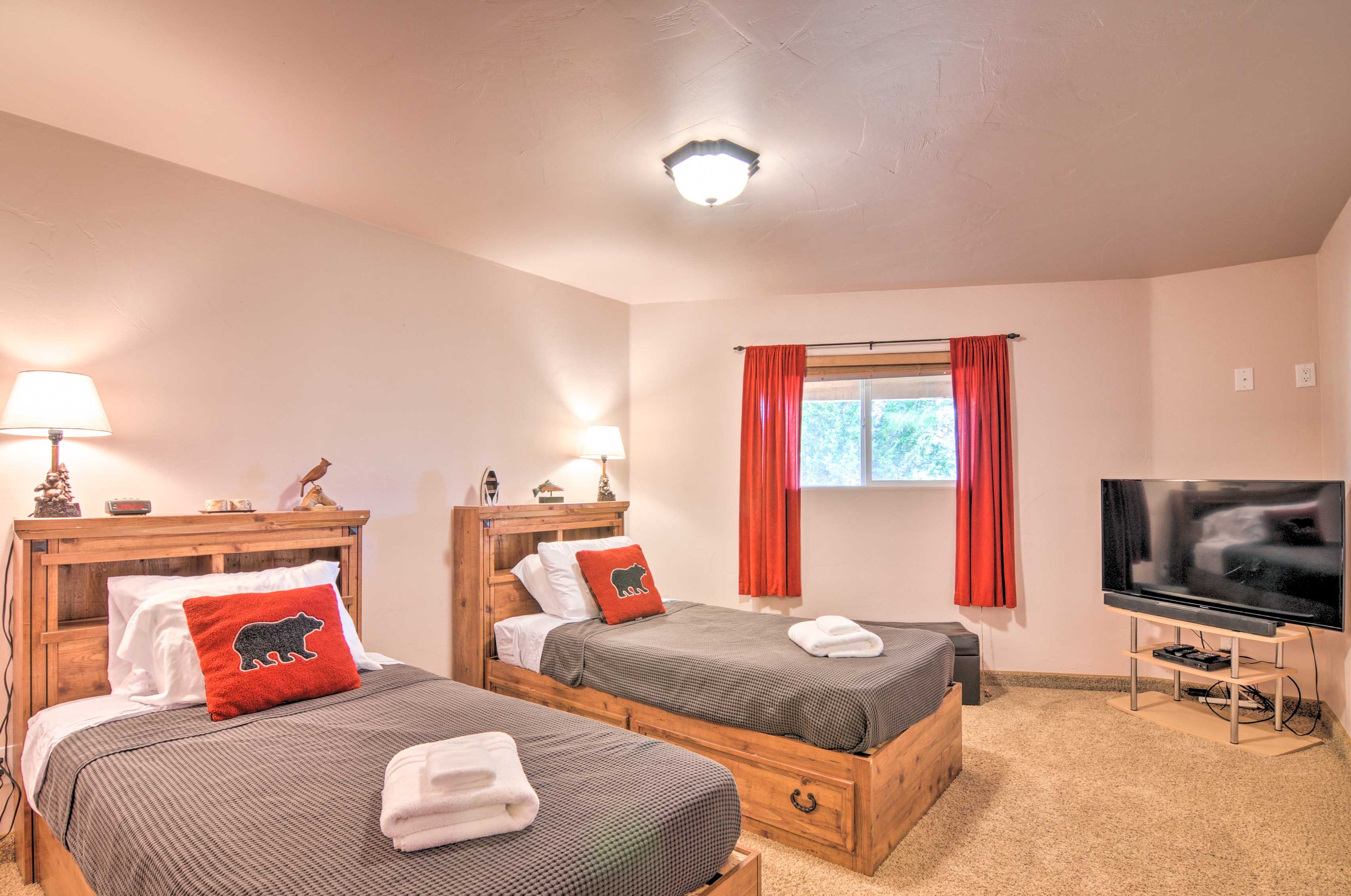Bedroom 3 | 2 Twin Beds | Smart TV