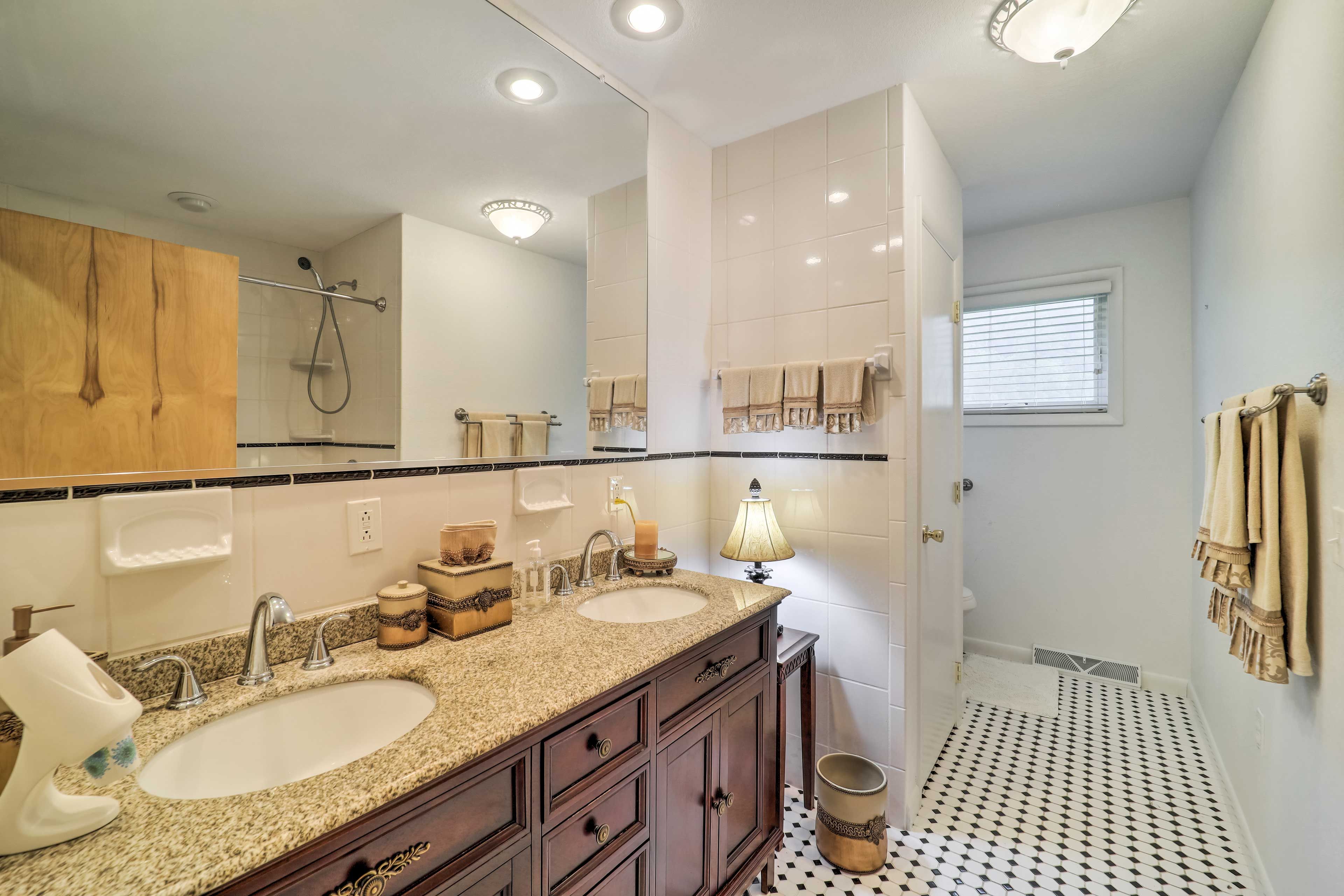 En-Suite Bathroom | Towels Provided