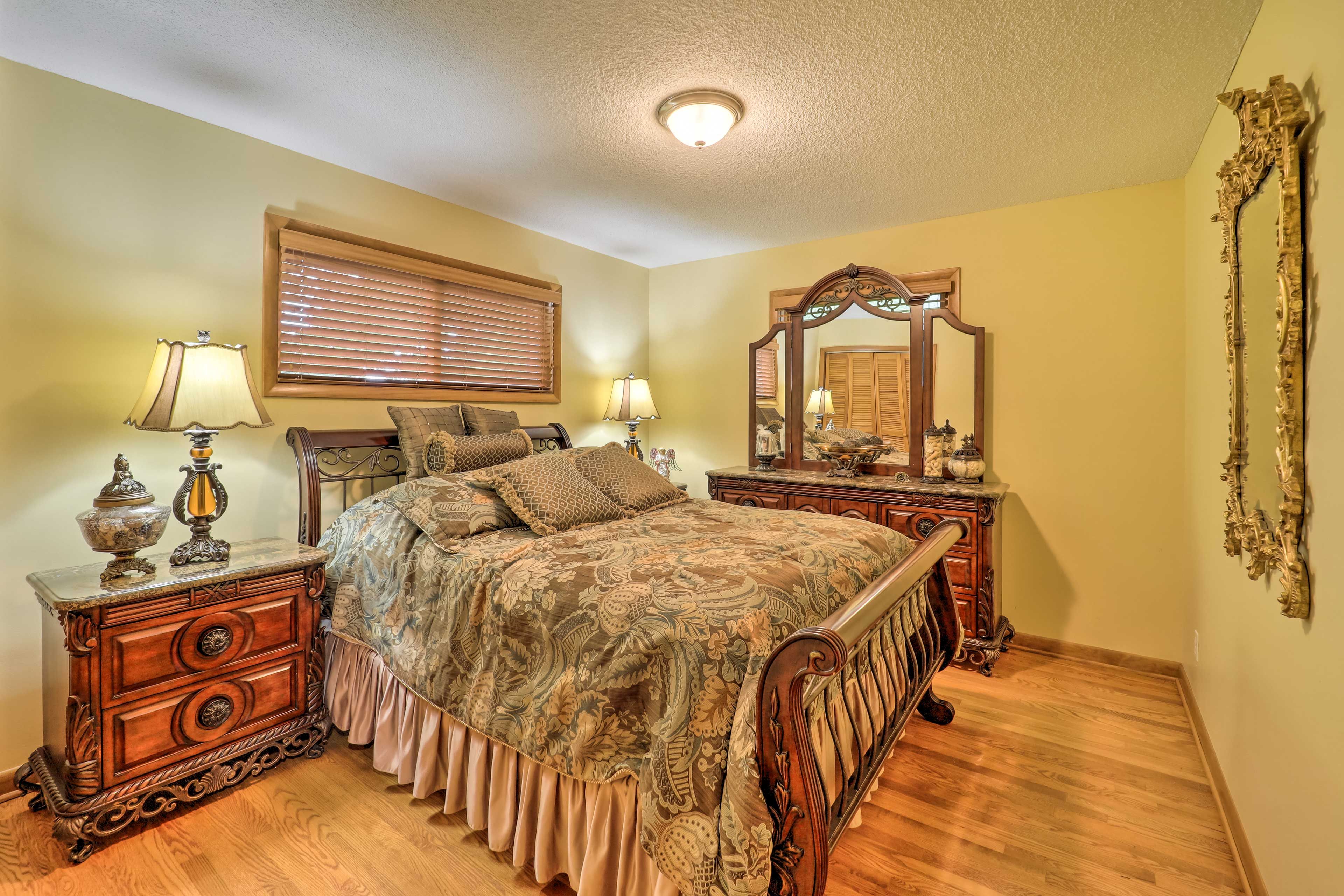 Bedroom 3 | Queen Bed