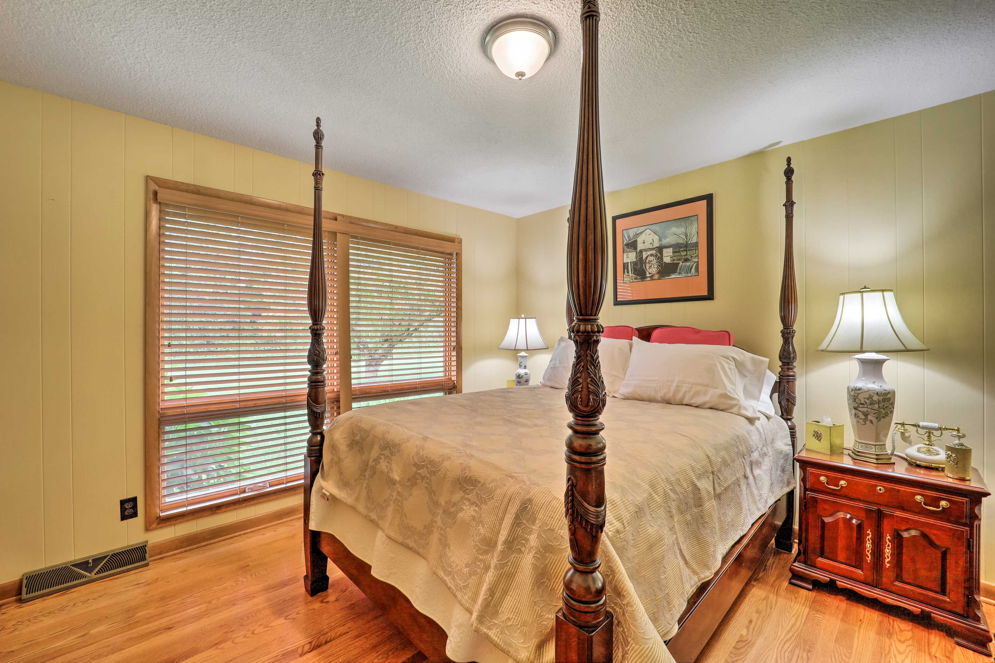 Bedroom 1 | Queen Bed | En-Suite Bathroom