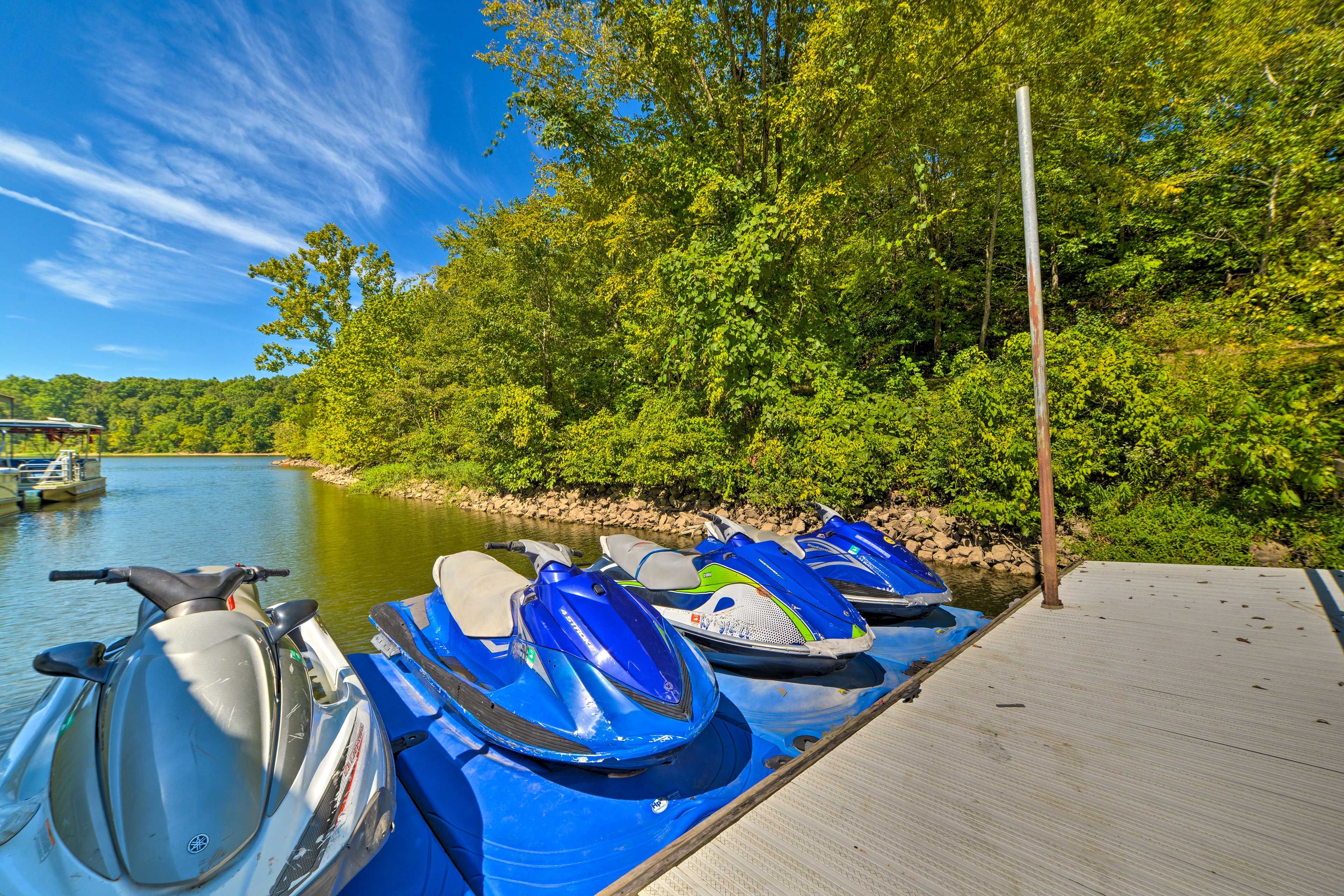 Pontoon Boats, Jet Skis & Kayak Rentals w/ Life Vests On-Site