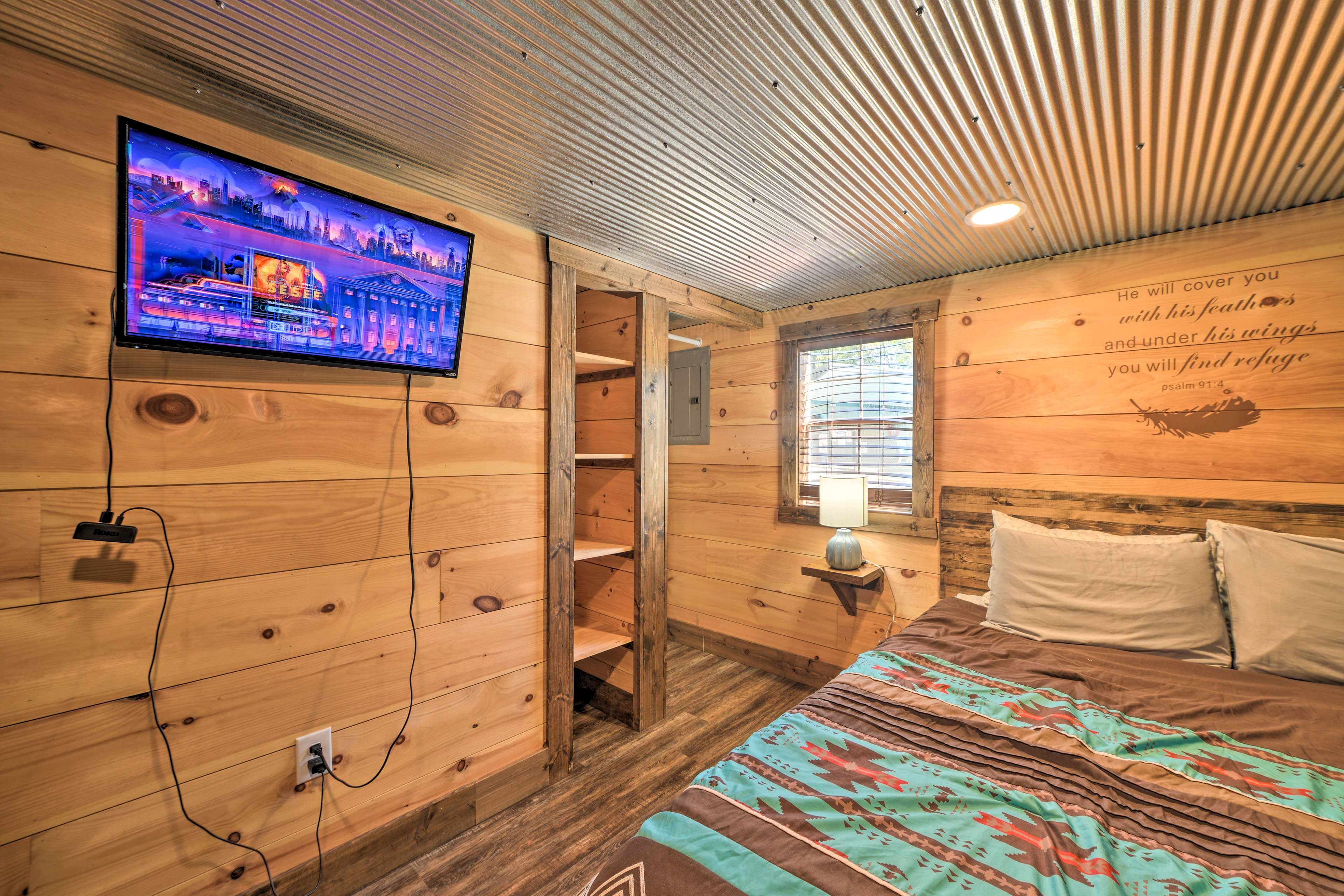 Bedroom | Queen Bed | Linens Provided | Smart TV w/ Cable