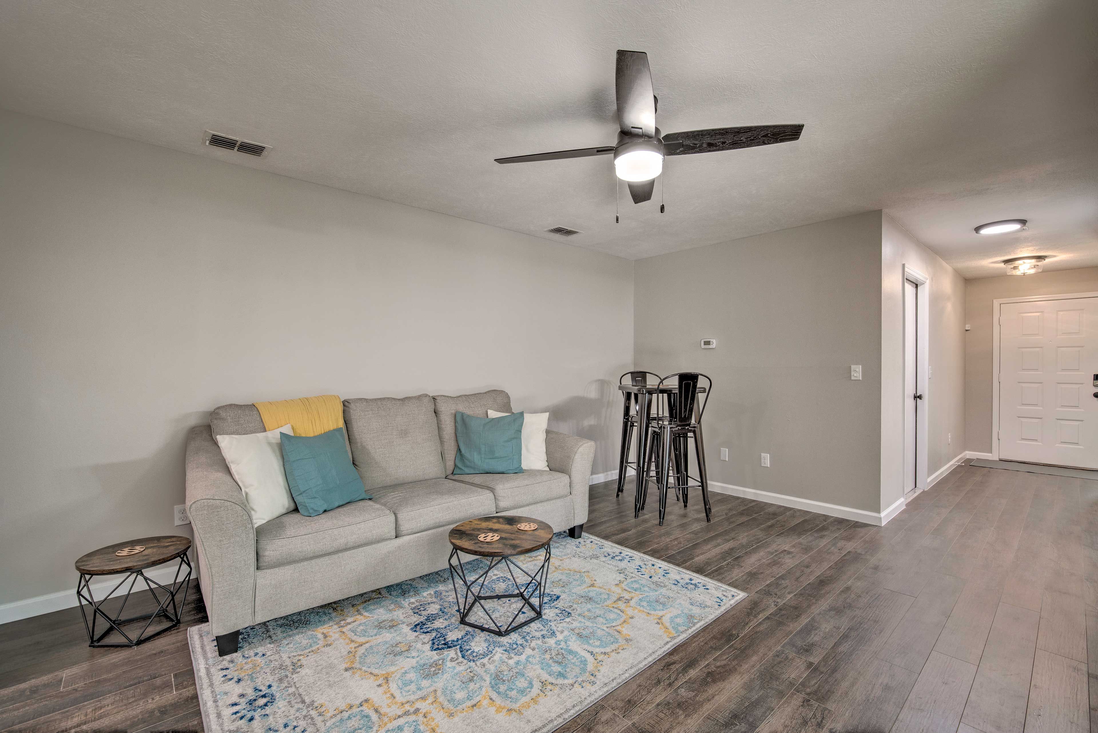 Additional Seating Area | Main Level