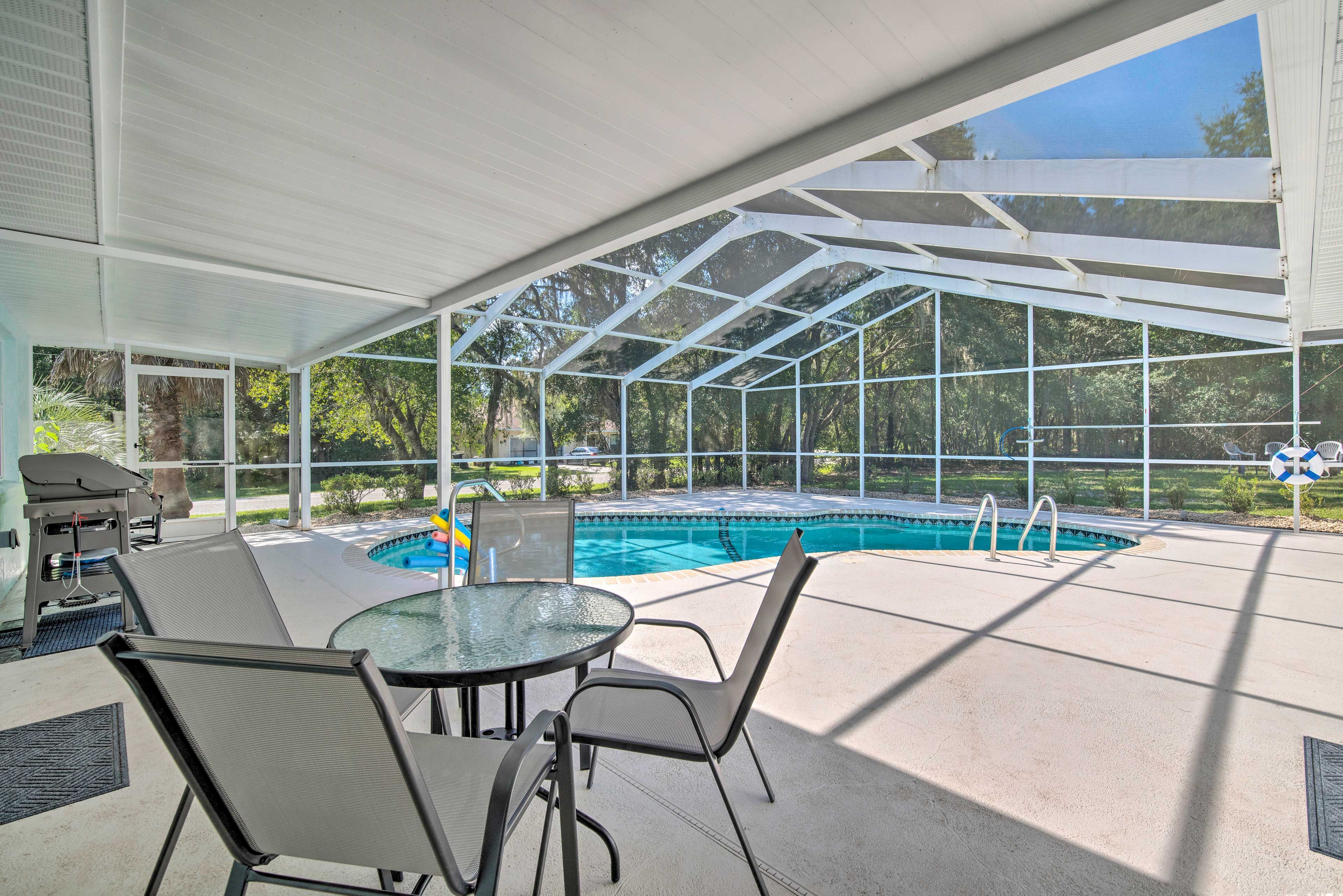 Private Lanai | Gas Grill (Propane Provided) | Dining Area | Pool Toys