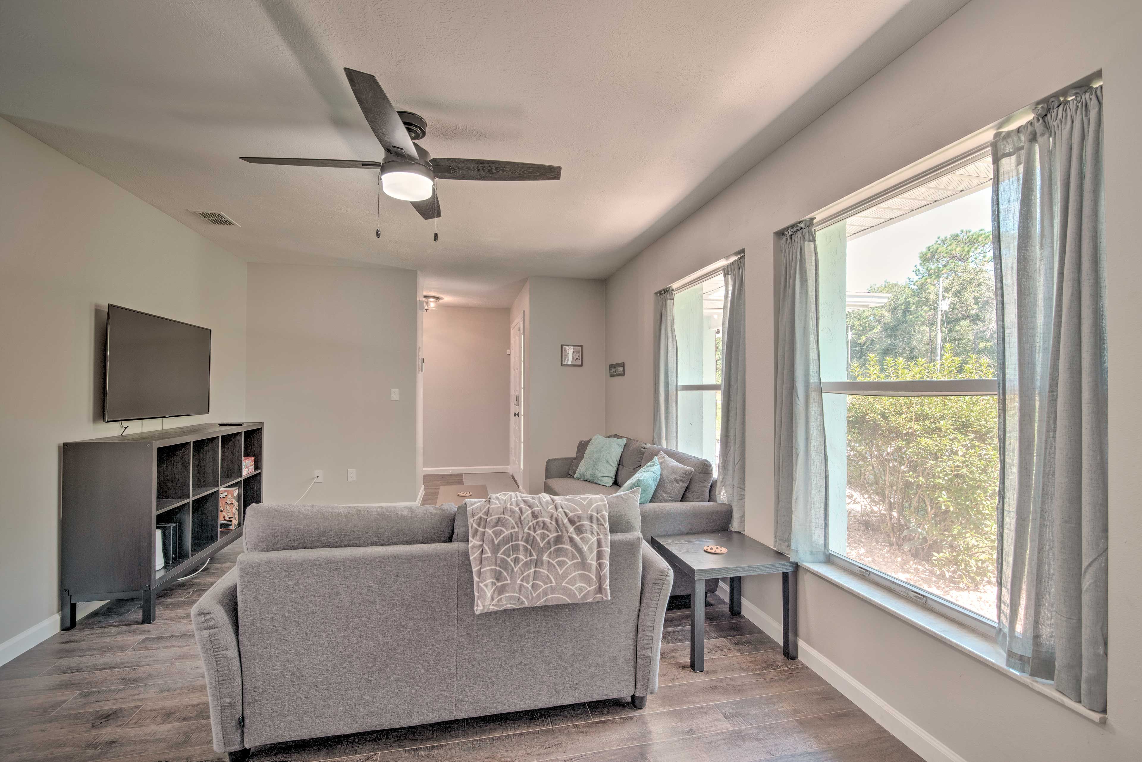 Living Room | Main Level | Smart TV | Free WiFi | Queen Sleeper Sofa