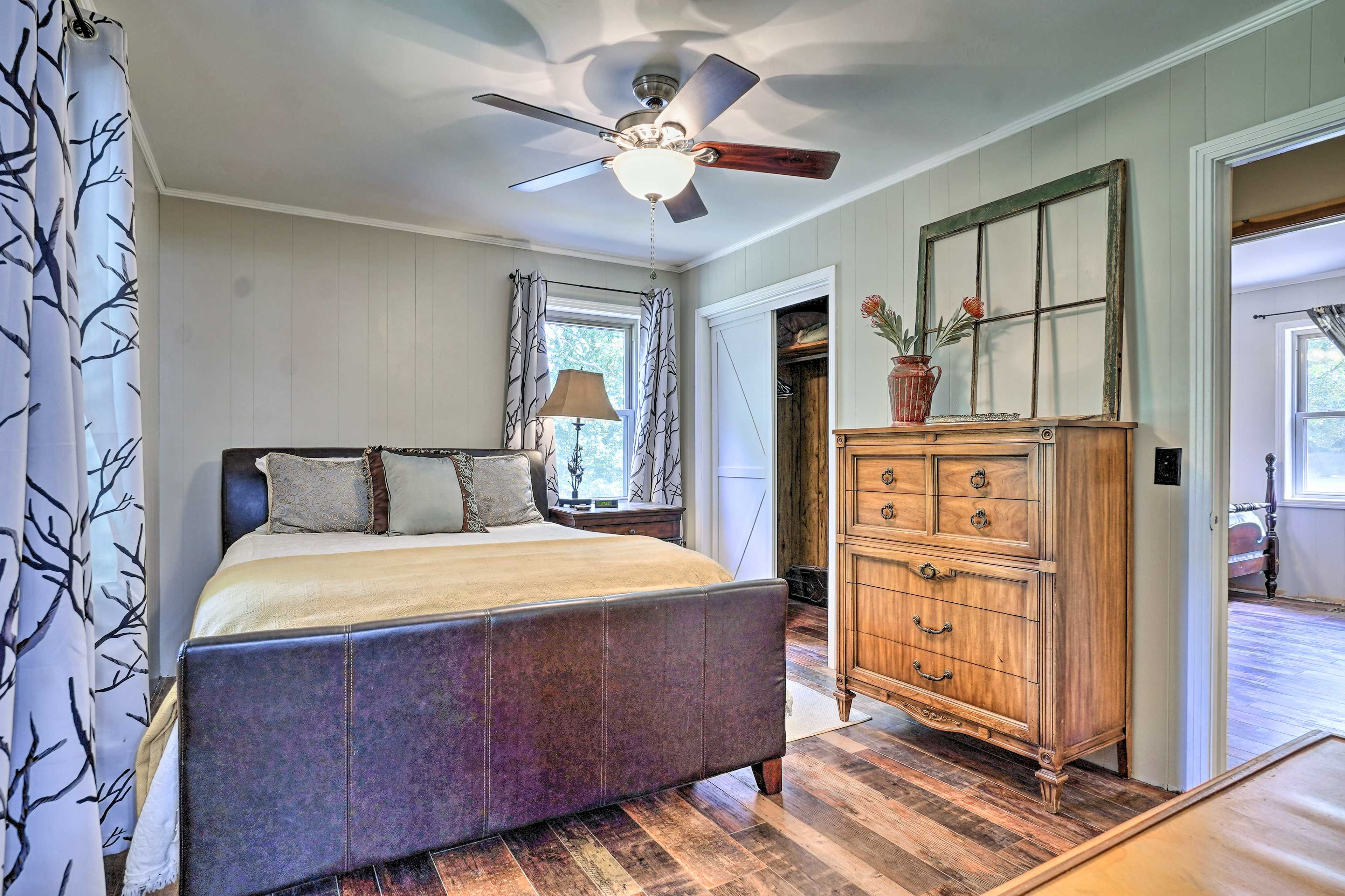 Bedroom Suite 1 | Queen Bed | En-Suite Bathroom